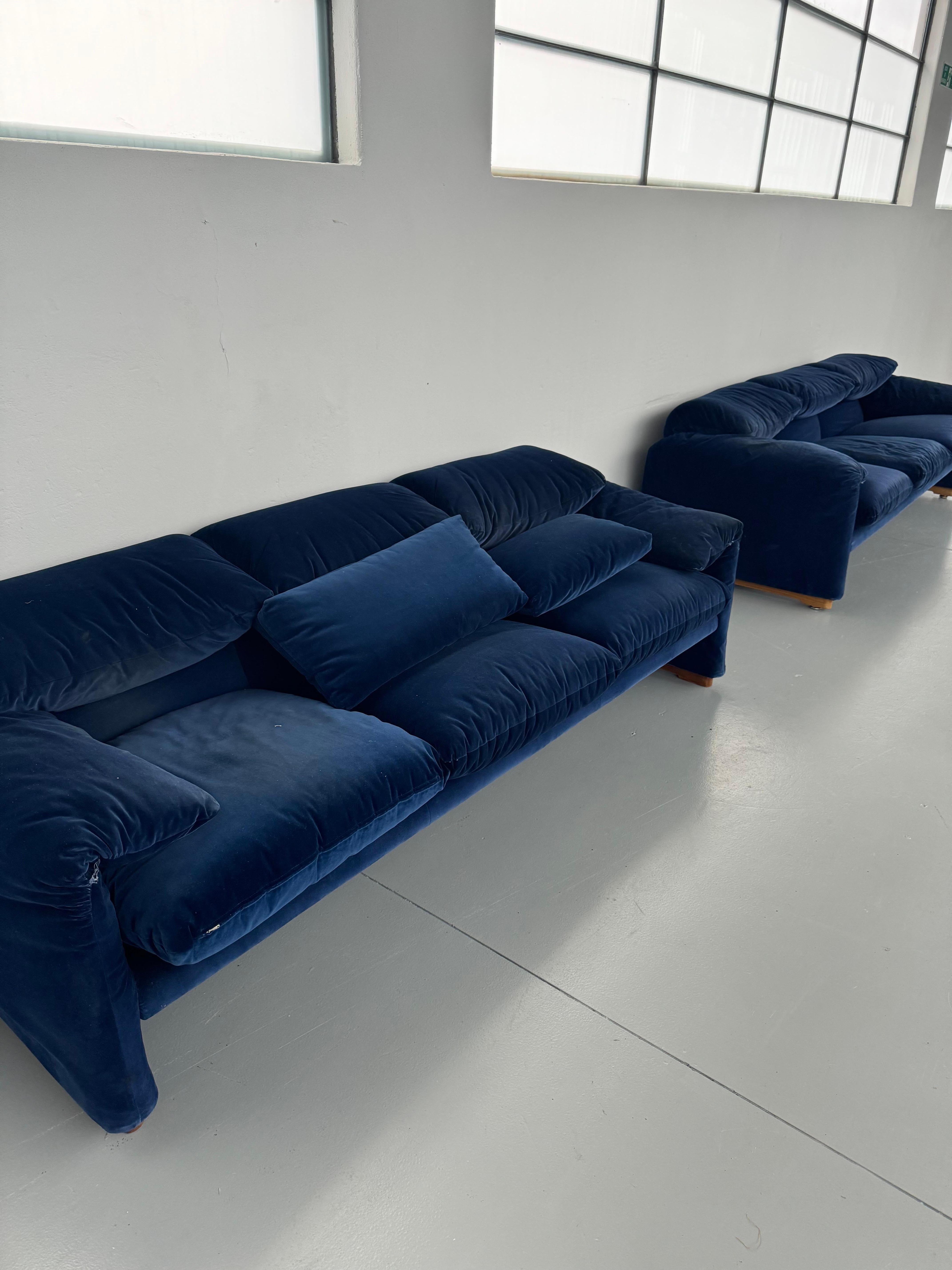 Maralunga Sofà by Vico Magistretti production Cassina 1978 Three seats For Sale 1