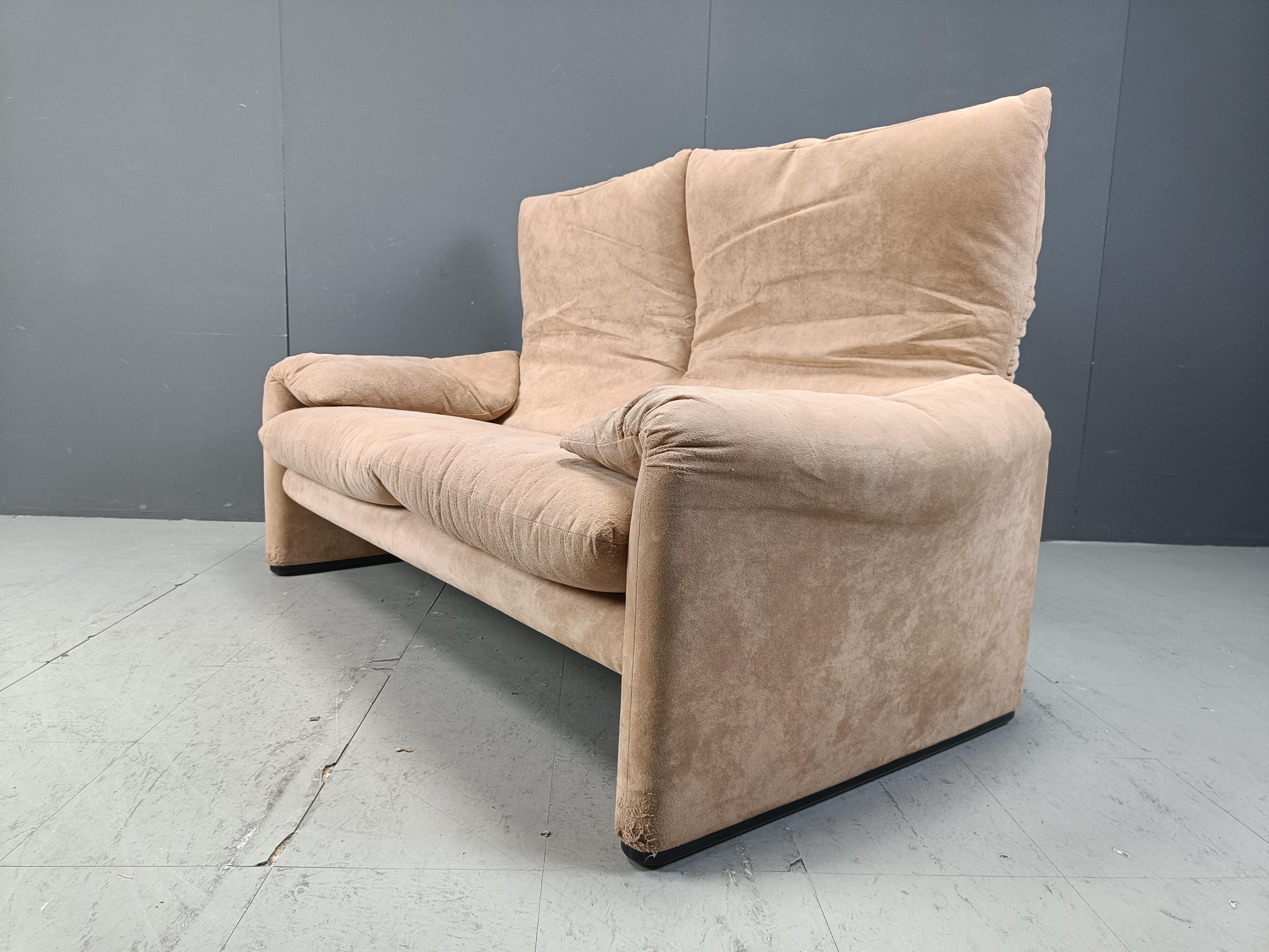 Maralunga sofa in suede by Vico Magistretti for Cassina 5