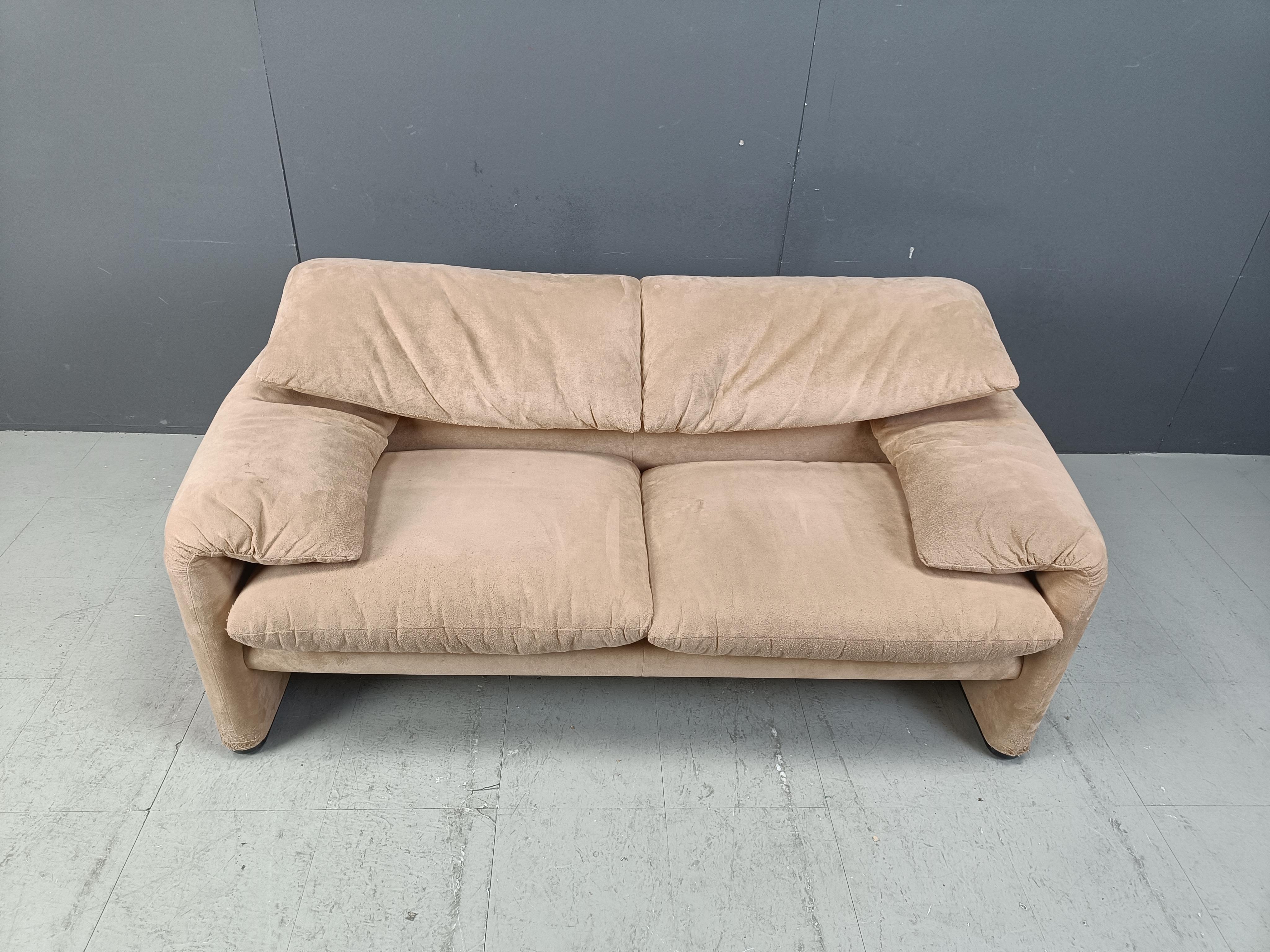 Vintage maralunga sofa designed by Vico Magistretti for Cassina in 1973.

This iconic design sofa is upholstered in a beige suede, which is rare. Usually they are in lether or fabric. 

The backrests are adjustable and mechanisms work