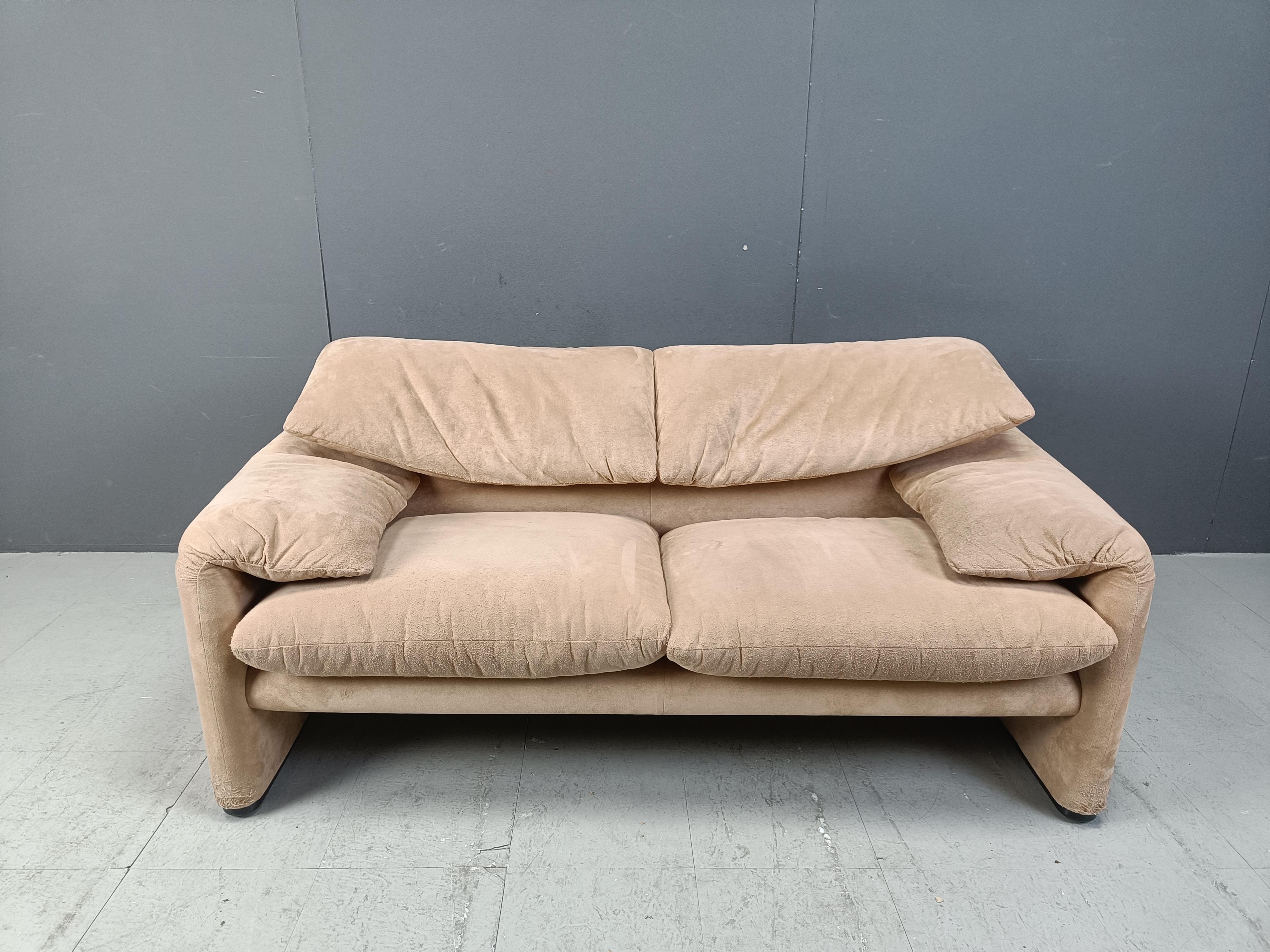 Mid-Century Modern Maralunga sofa in suede by Vico Magistretti for Cassina