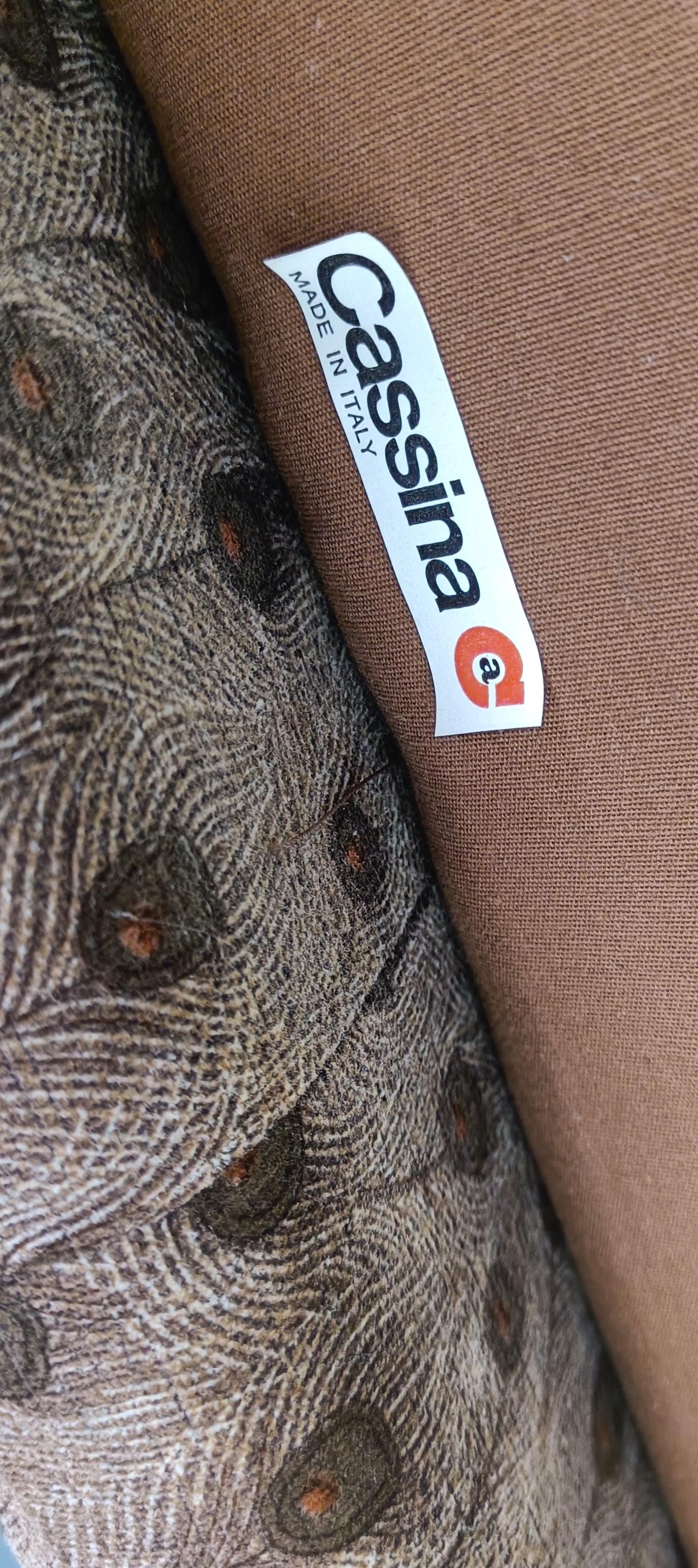 Vintage maralunga sofa set consitsing of a two seater, armchair and a foot stool, designed by Vico Magistretti for Cassina in 1973.

This iconic design sofa is upholstered in a unique peacock feather pattern fabric.

The backrests are adjustable -