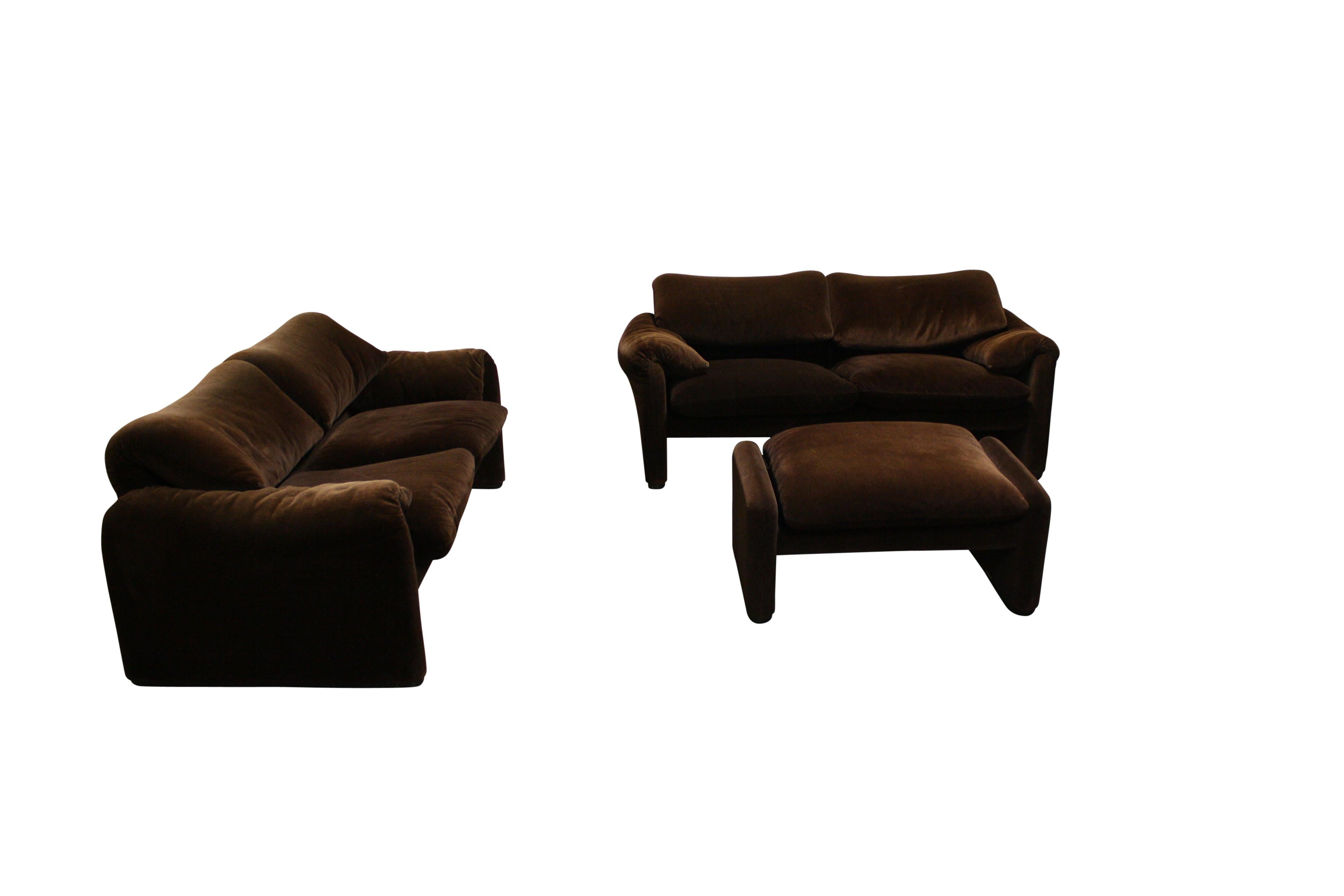 Vintage maralunga sofa set designed by Vico Magistretti for Cassina in 1973.

These iconic design sofas are upholstered in a dark brown velvet fabric and come with the ottoman.

The backrests are adjustable.

Labeled.

In perfect