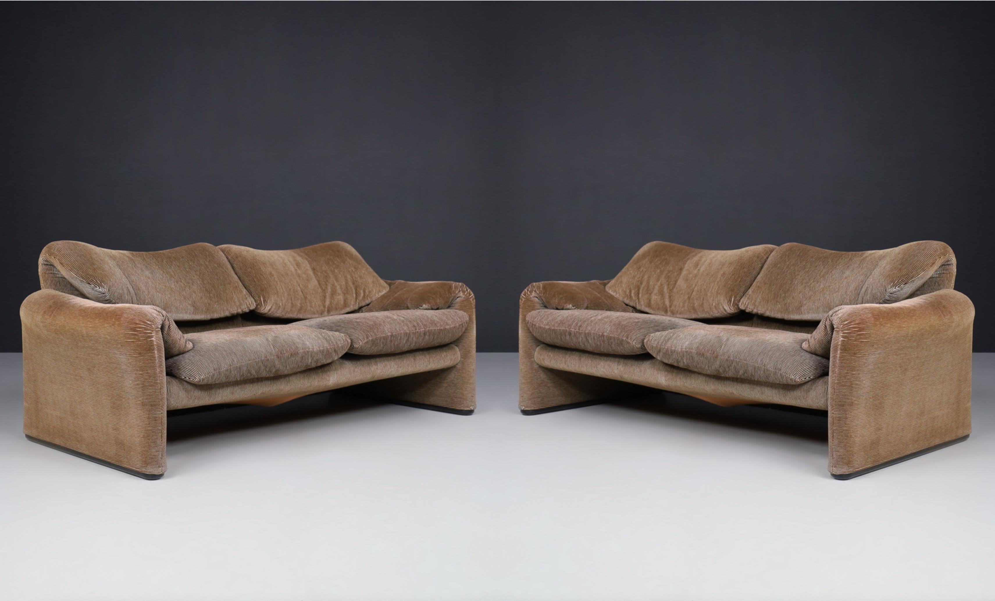 Maralunga sofas by Vico Magistretti for Cassina, 1970s

An exemplary version of the iconic Maralunga sofas in original vintage fabric. The overall impression of this two-seater couch is excellent. Please note that the material shows minor signs of