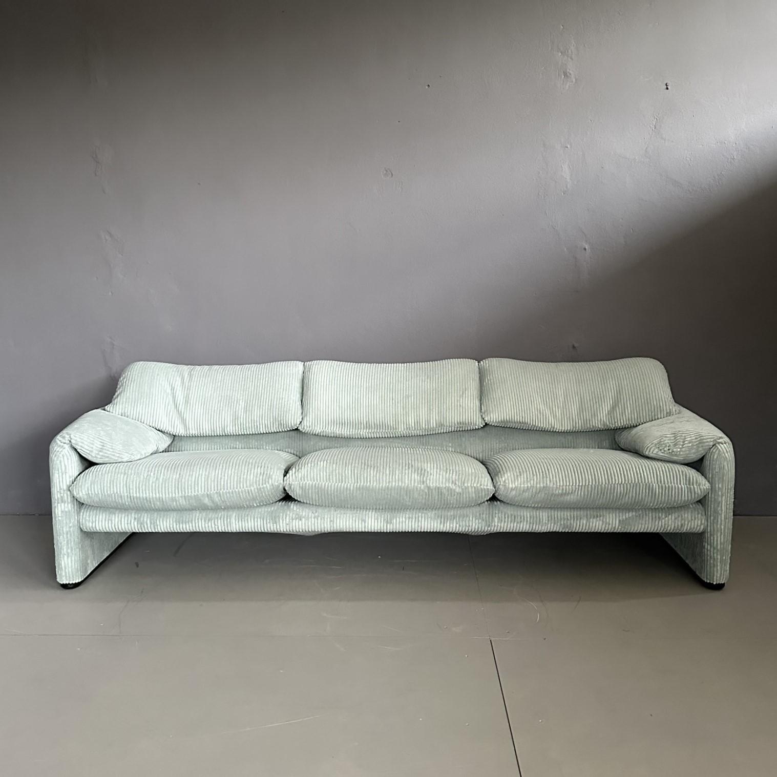 Dreisitziges Sofa Maralunga, entworfen von Vico Magistretti für Cassina in den 1970er Jahren.
Gerippter hellmintgrüner Stoffbezug.
Die Bewegung der Rückenlehne und der seitlichen Armlehnen ist funktionell