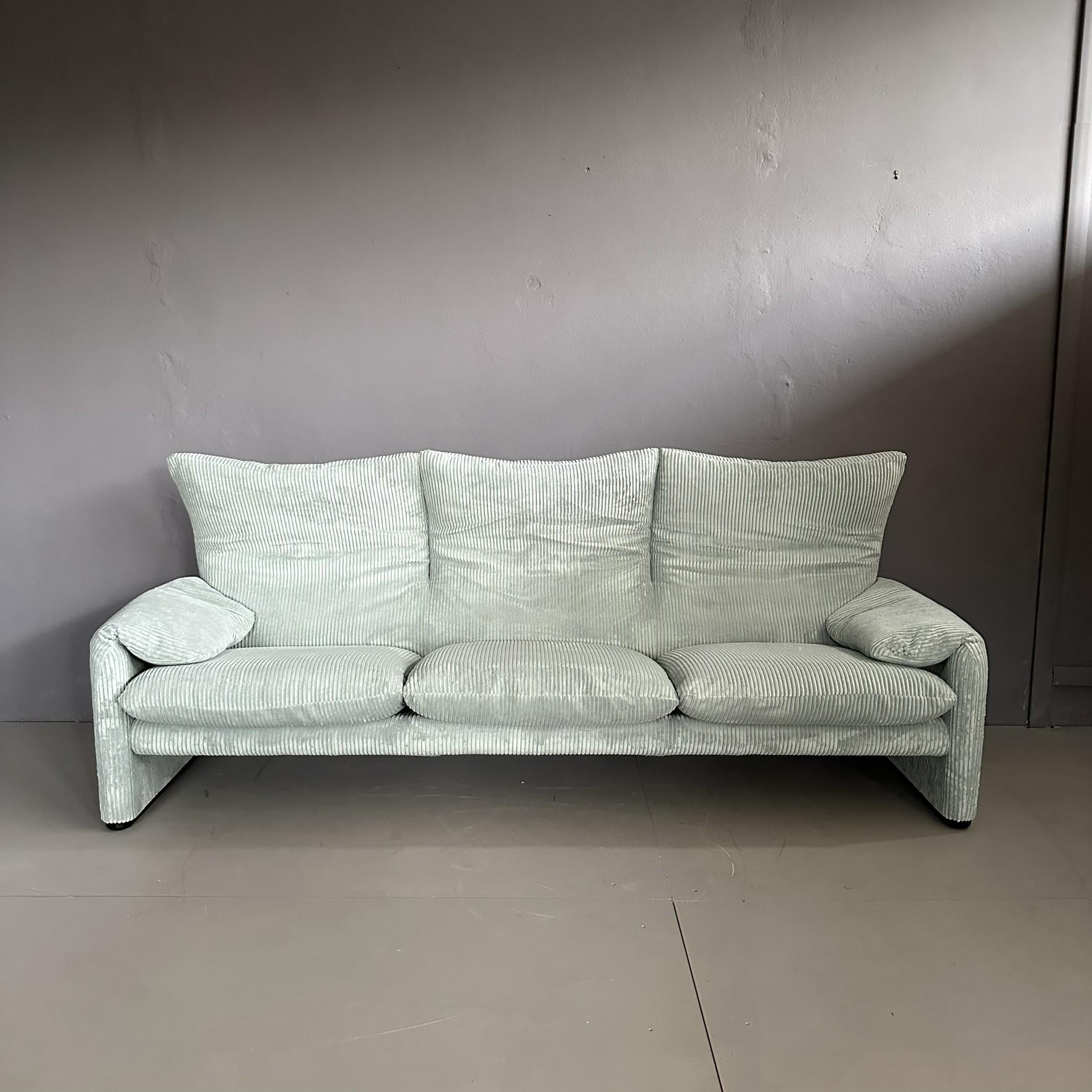 Maralunga three-seater sofa designed by Vico Magistretti for Cassina in the 1970 In Good Condition For Sale In Milan, IT