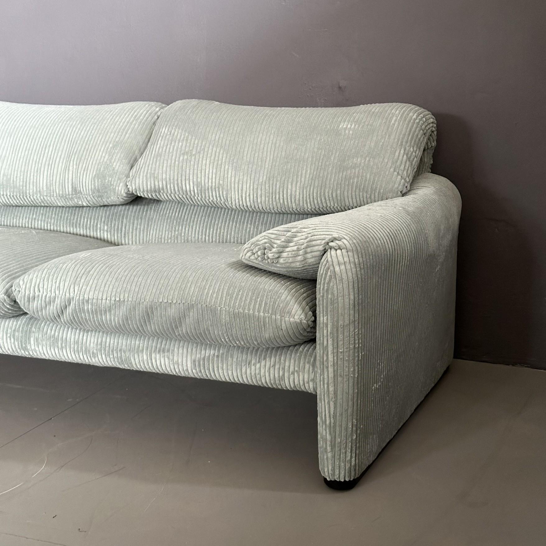 Fabric Maralunga three-seater sofa designed by Vico Magistretti for Cassina in the 1970 For Sale