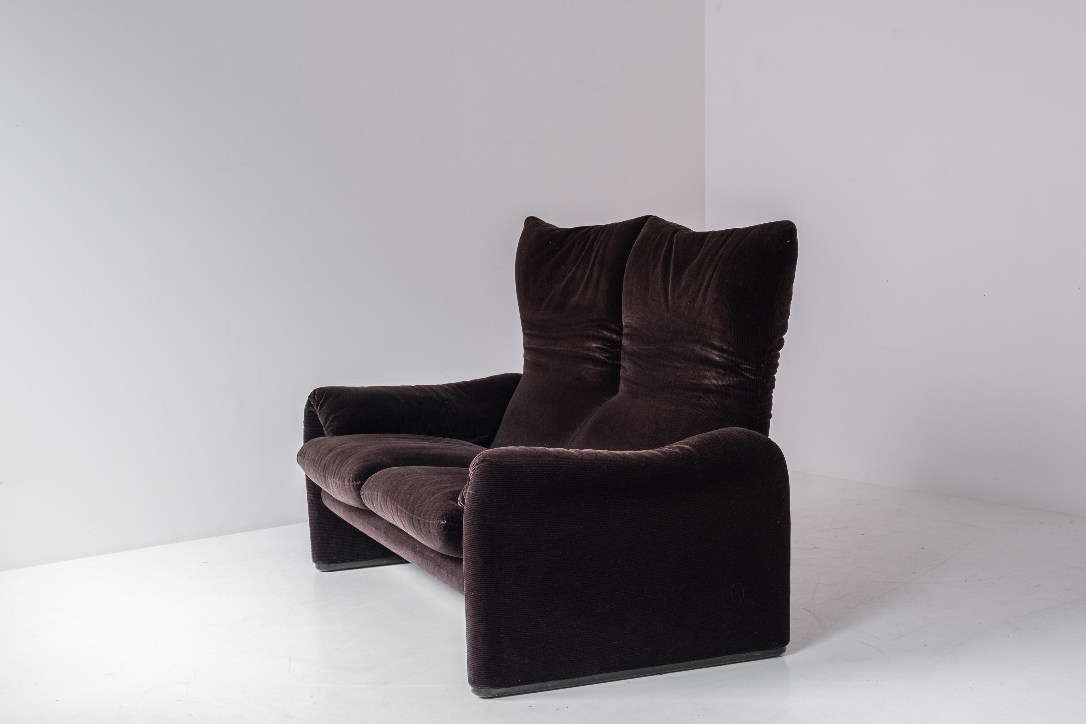 Maralunga two-seater by Vico Magistretti for Cassina, Italy 1970s. 5