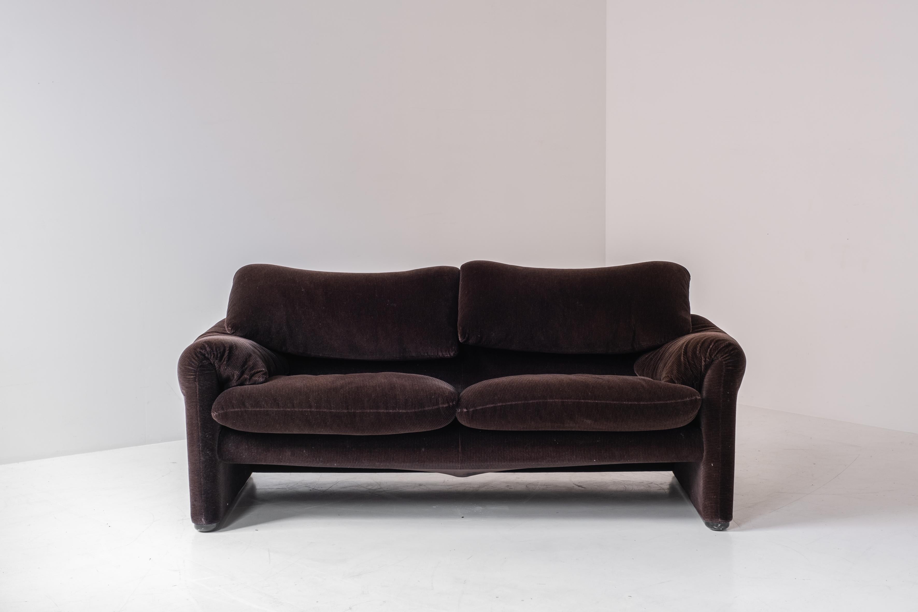 Maralunga two-seater by Vico Magistretti for Cassina, Italy 1970s. This loveseat features the original velvet upholstery and still remains in a very well presented condition. This sofa has an adjustable backrest, providing great comfort in both