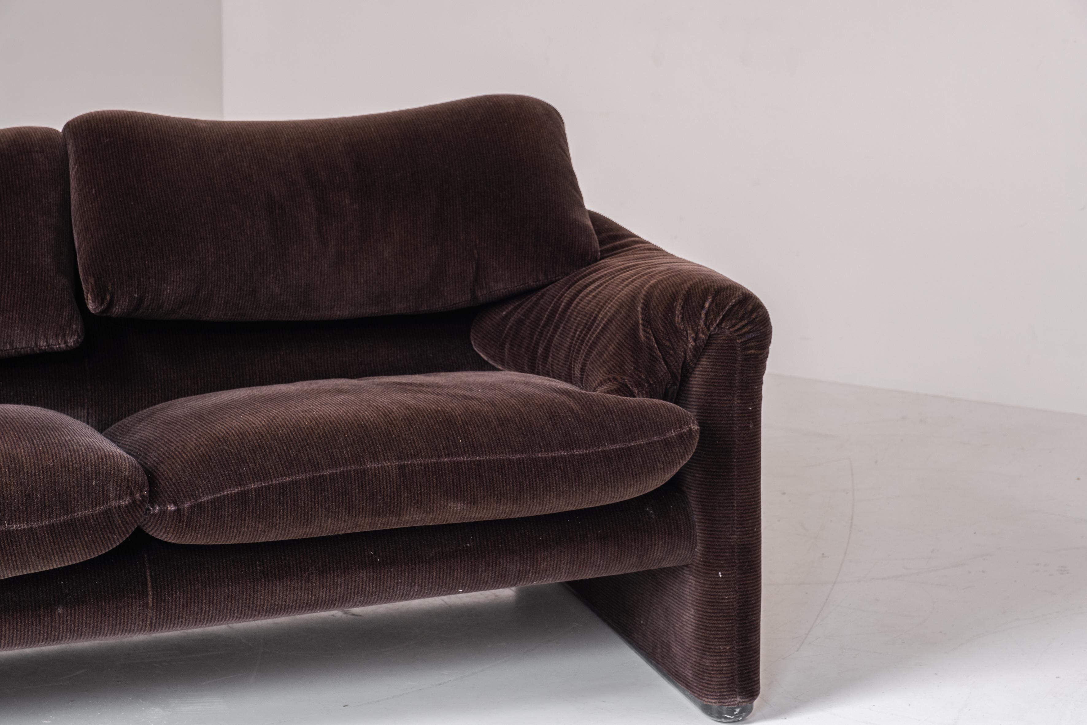 Maralunga two-seater by Vico Magistretti for Cassina, Italy 1970s. In Good Condition In Antwerp, BE
