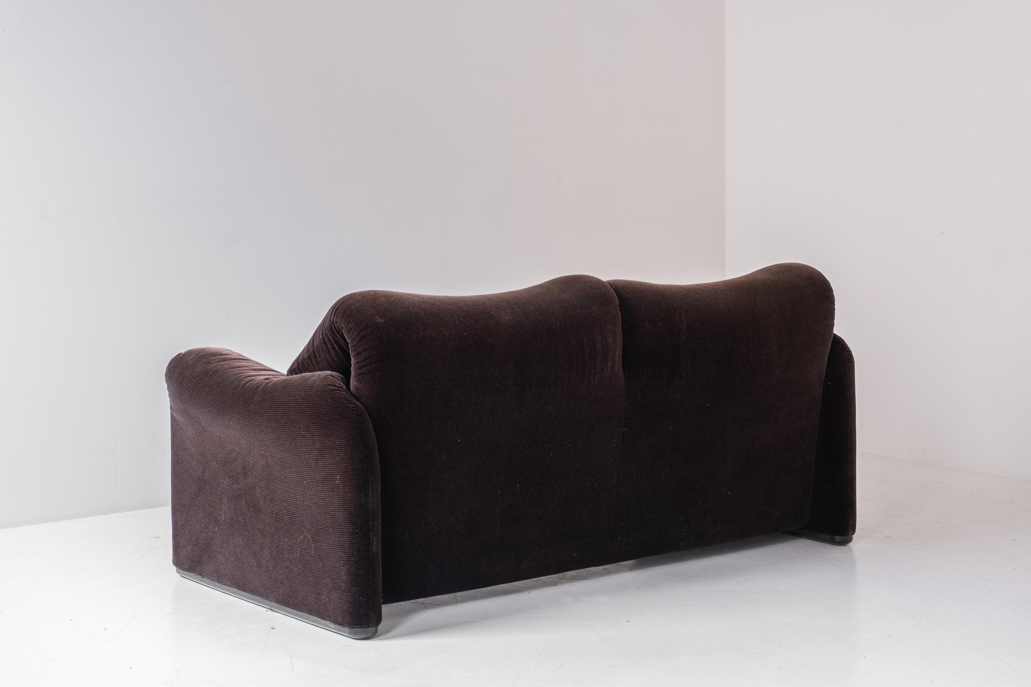Velvet Maralunga two-seater by Vico Magistretti for Cassina, Italy 1970s.