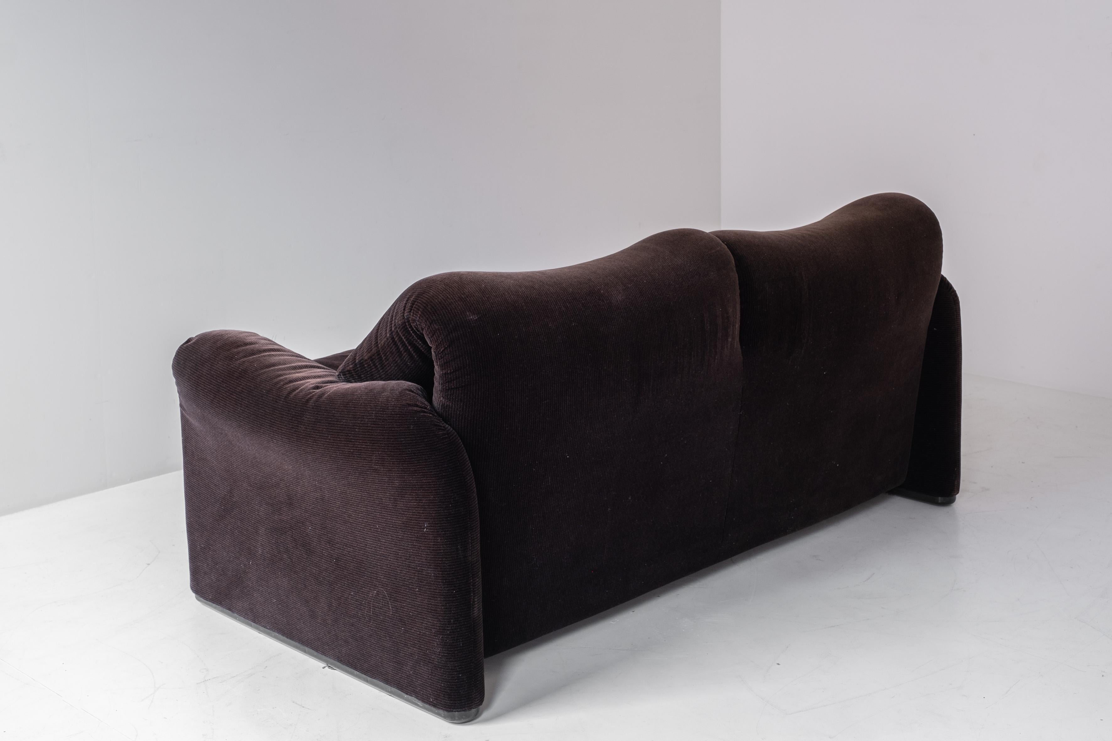 Maralunga two-seater by Vico Magistretti for Cassina, Italy 1970s. 1