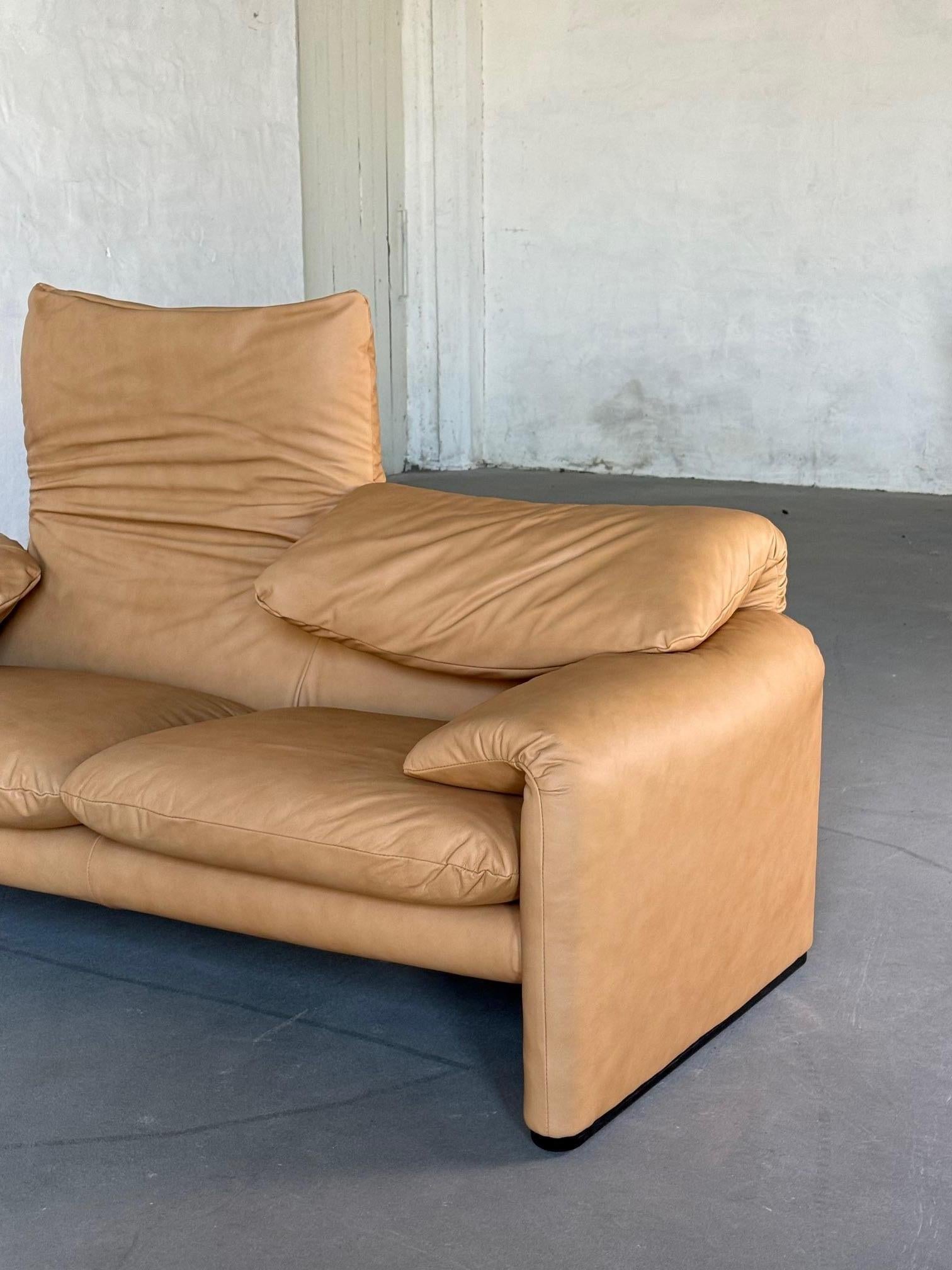 Maralunga Zweisitzer-Sofa von Cassina - Vollständig restauriert, Wüstensandleder im Angebot 4