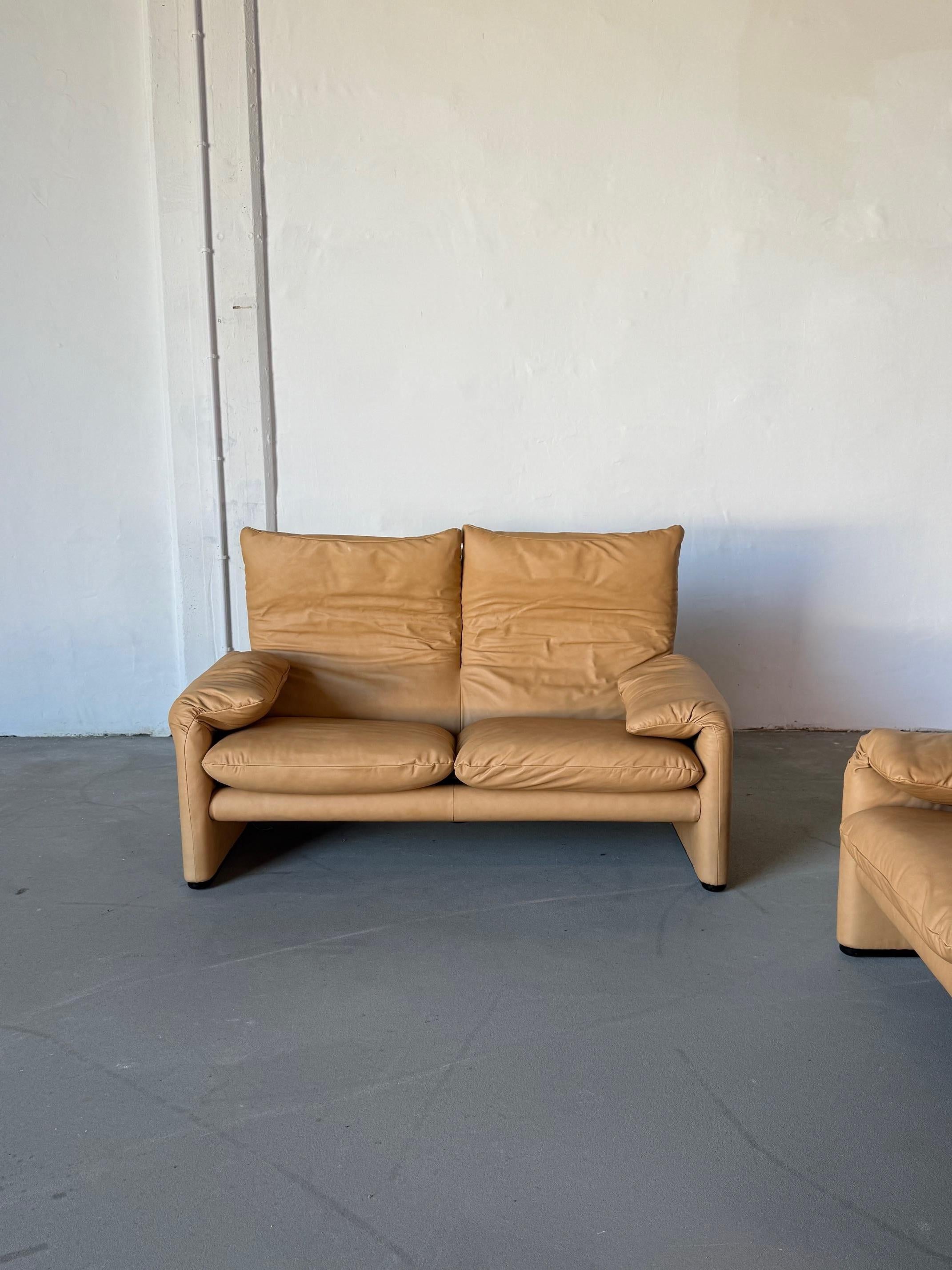 KOSTENLOSE LIEFERUNG INNERHALB VON NEW YORK CITY

Das Zweisitzer-Sofa Maralunga von Cassina, das ursprünglich von Vico Magistretti entworfen wurde, ist eine echte Ikone des italienischen Designs und verbindet zeitlose Eleganz mit außergewöhnlichem