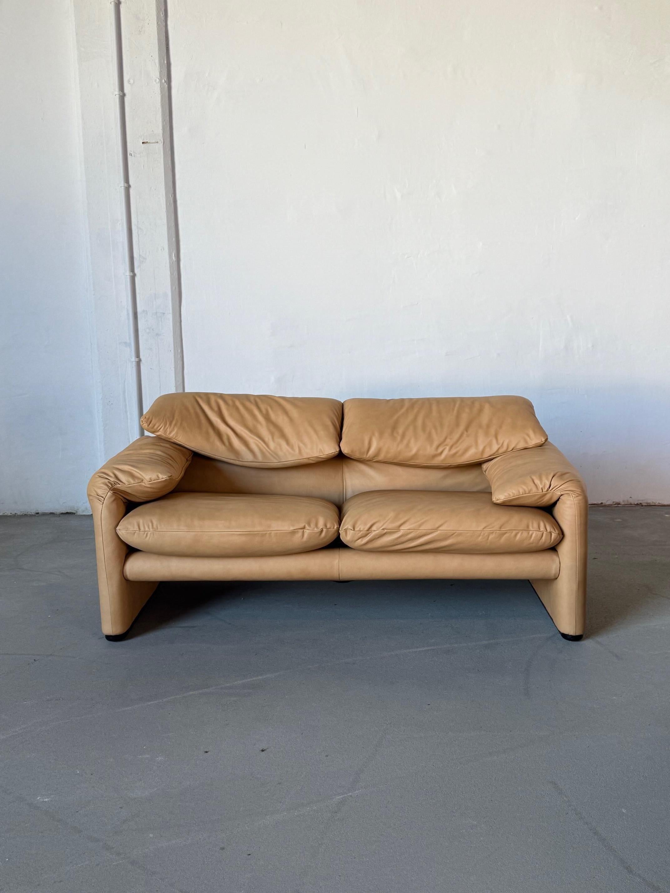 Maralunga Zweisitzer-Sofa von Cassina - Vollständig restauriert, Wüstensandleder (Moderne der Mitte des Jahrhunderts) im Angebot