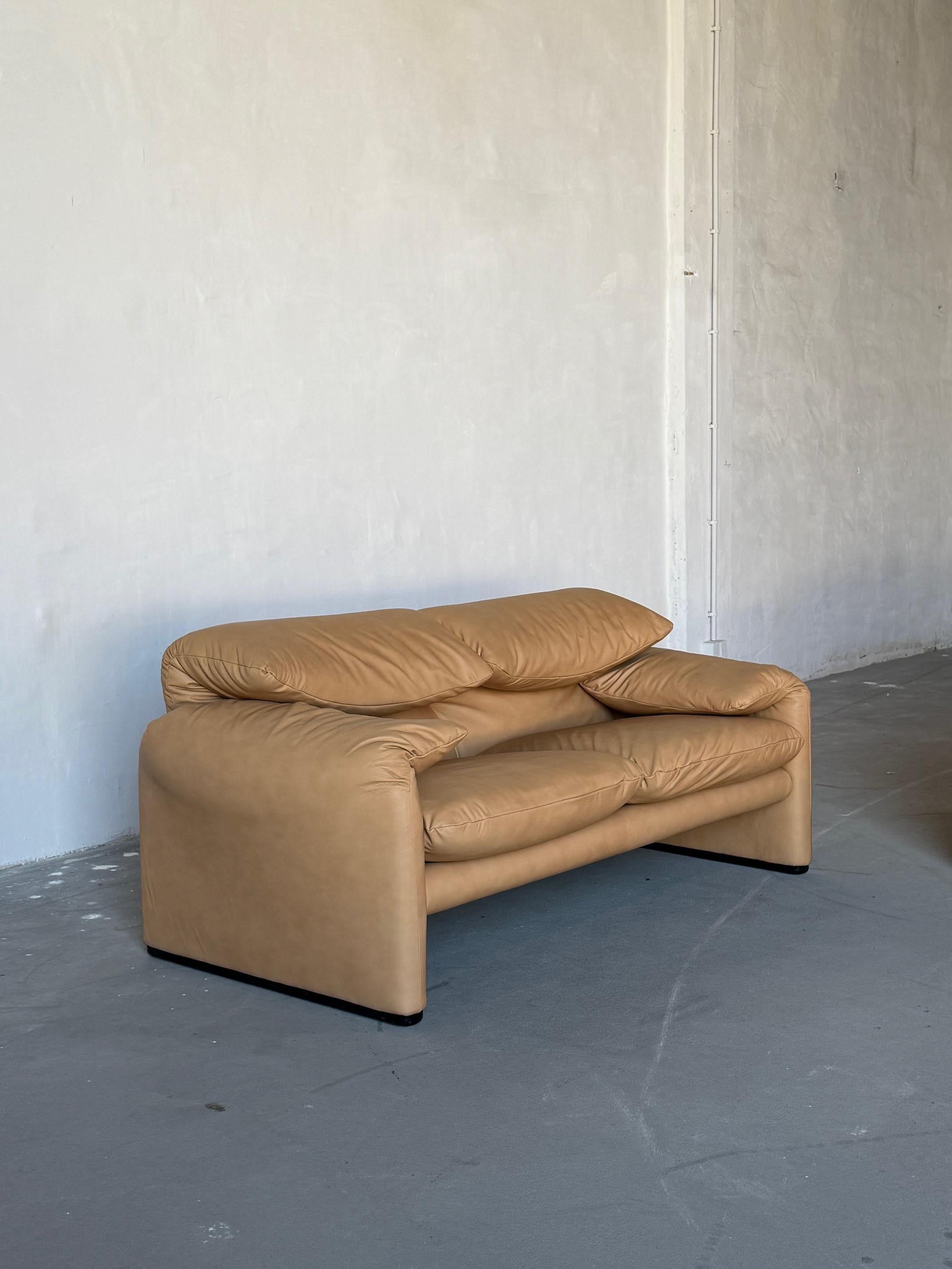 Maralunga Zweisitzer-Sofa von Cassina - Vollständig restauriert, Wüstensandleder (Italienisch) im Angebot