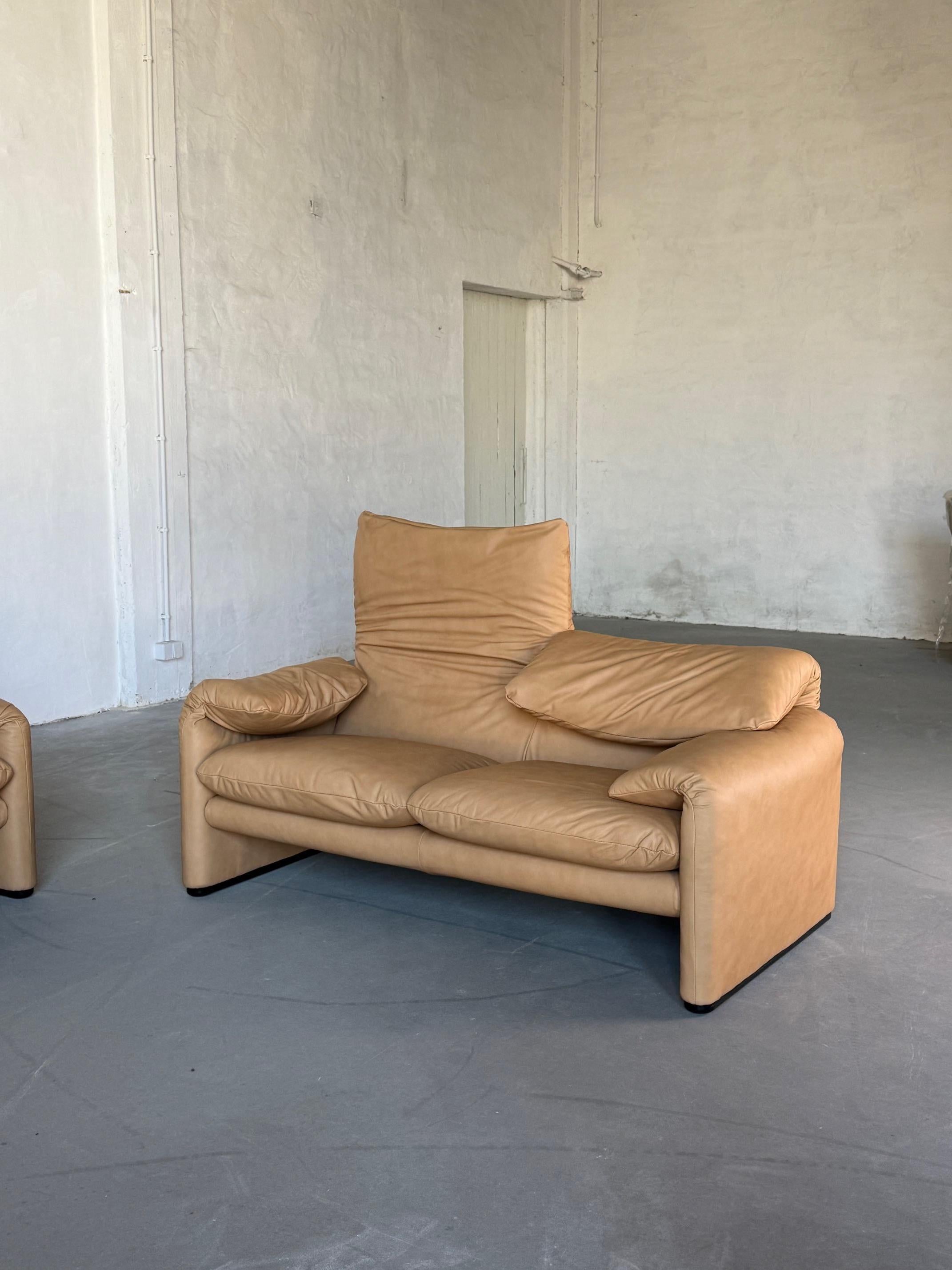 Maralunga Zweisitzer-Sofa von Cassina - Vollständig restauriert, Wüstensandleder im Zustand „Hervorragend“ im Angebot in Astoria, NY