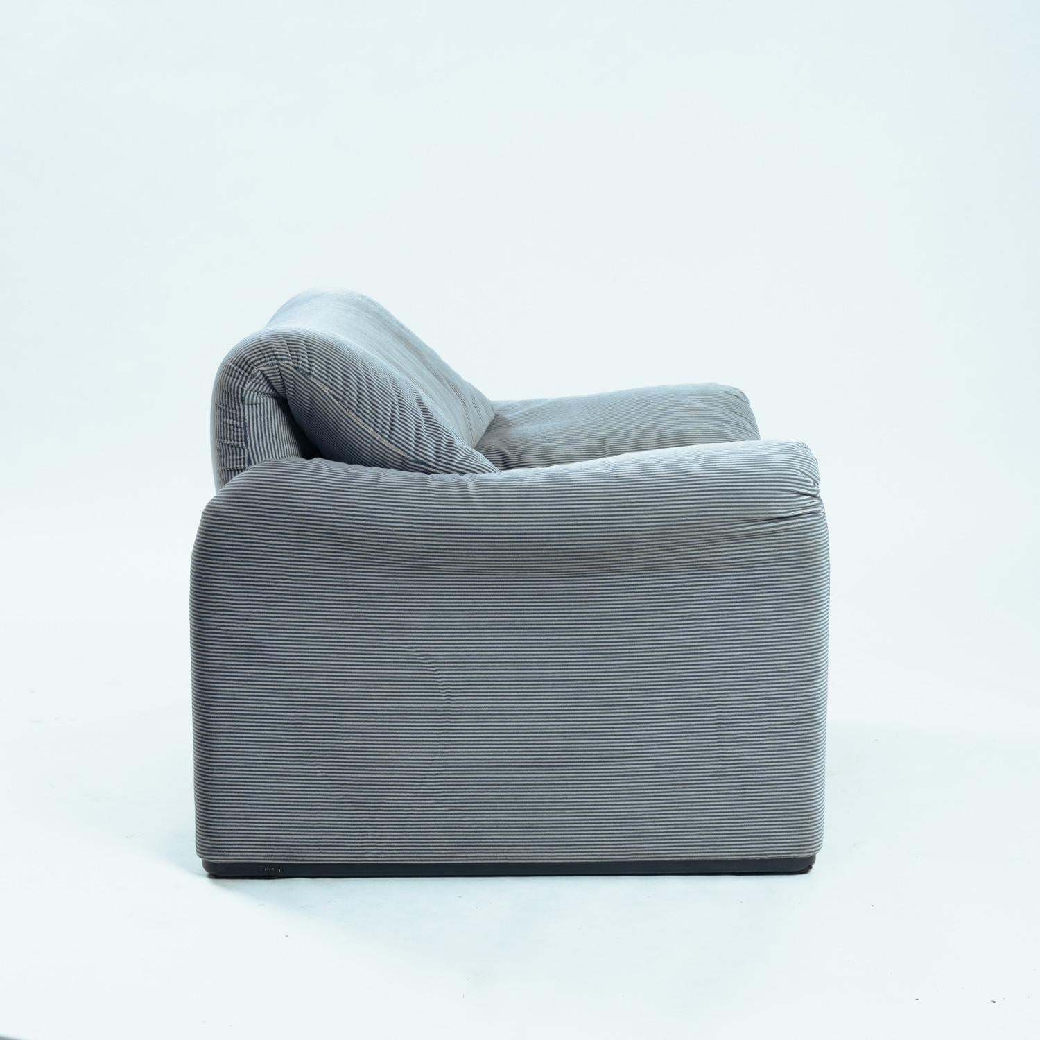 675 MARALUNGA armchair with footstool designed by Vico Magistretti for Cassina in the 1970s.
Orignial cover in grey soft striped fabric, little signs of wear, fully cleaned.
The backrest of the chair can be raised with a simple movement to make the