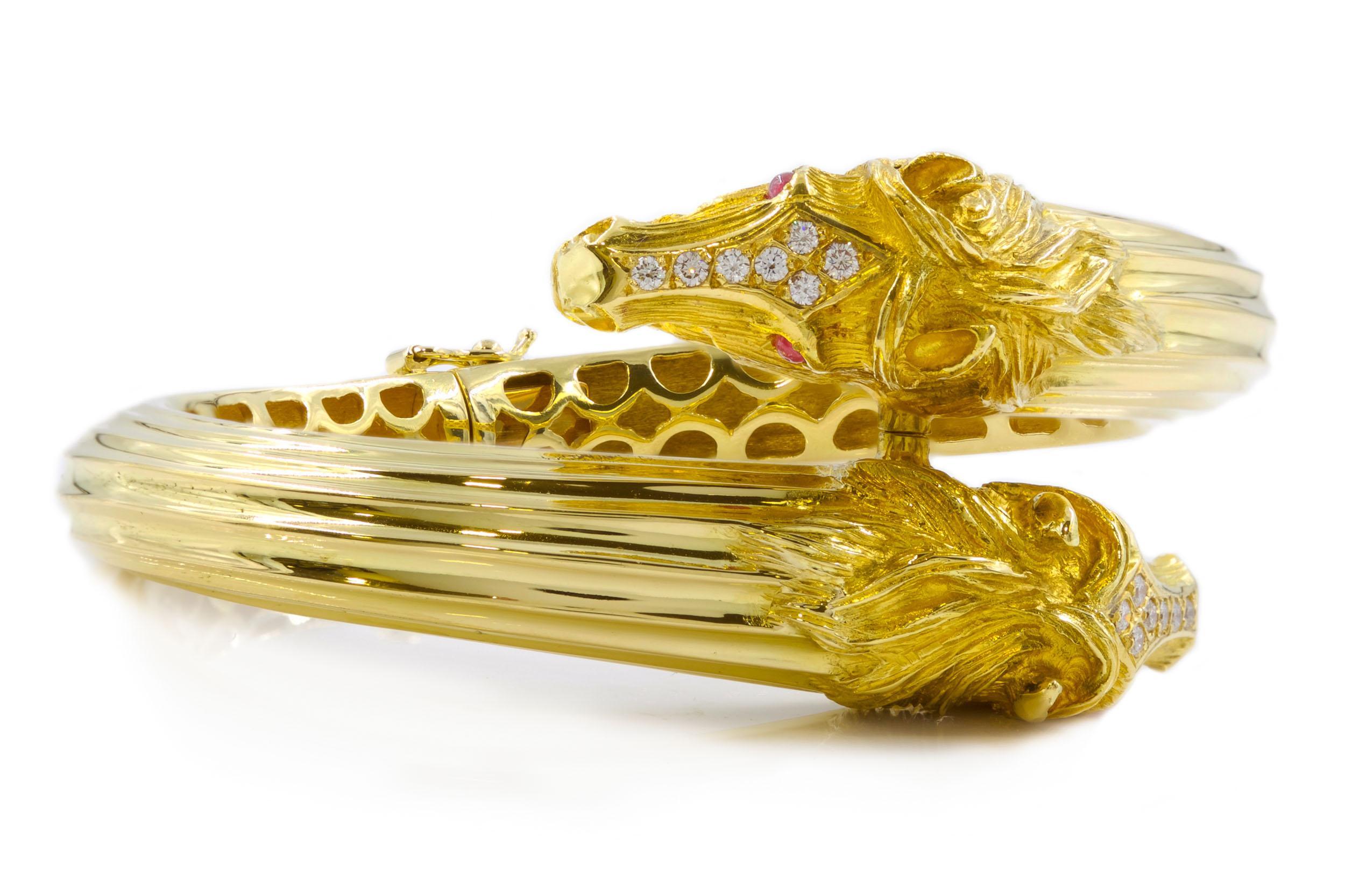 Exquisito diseño original de Maramenos & Pateras de Atenas (Grecia), el brazalete y los pendientes de clip son esculturas ecuestres, cada una con perfiles de caballo cincelados con precisión y acabados expertos. Cada caballo tiene 7 diamantes
