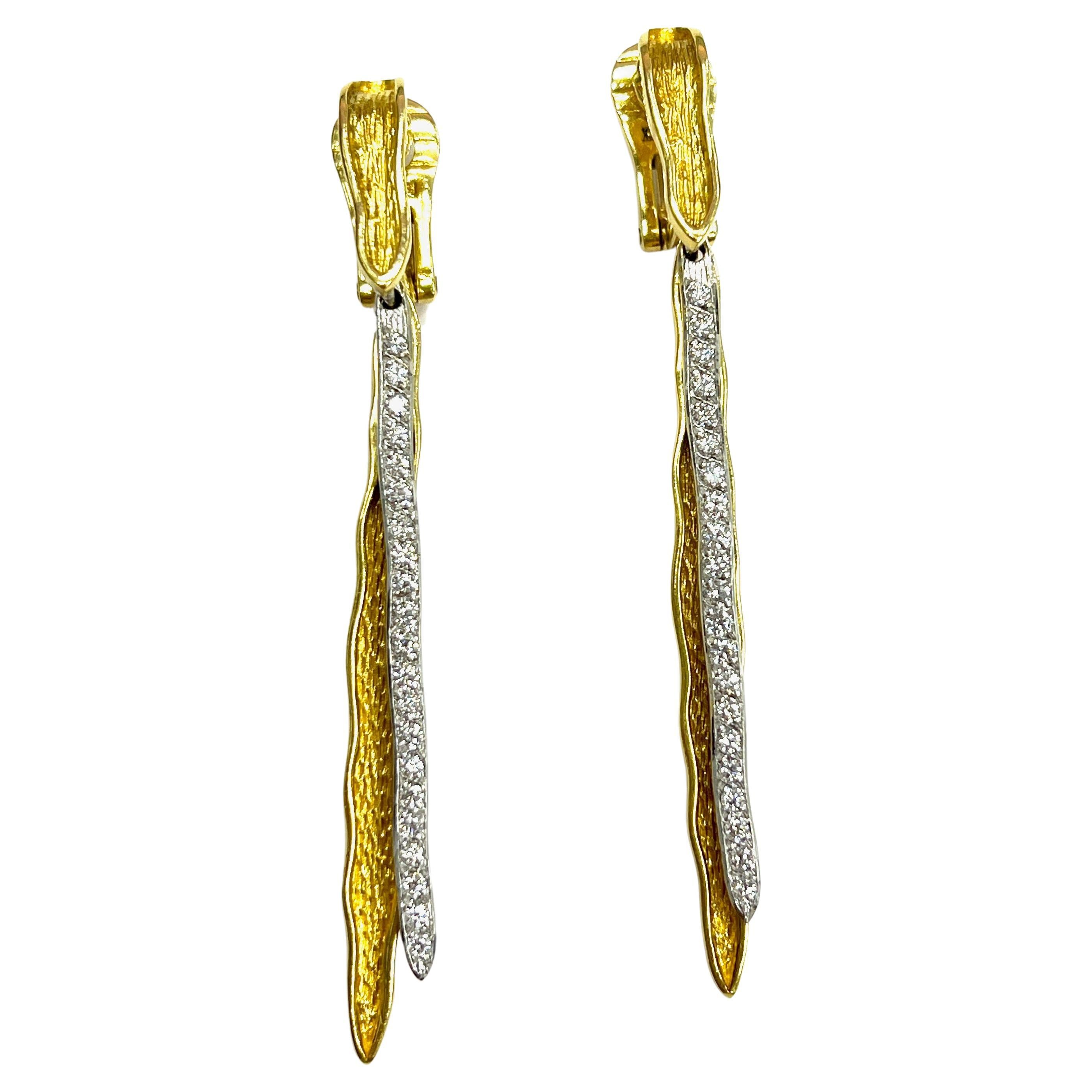 Taille ronde Maramenos & Pateras Boucles d'oreilles Icicle en or jaune avec diamants en vente