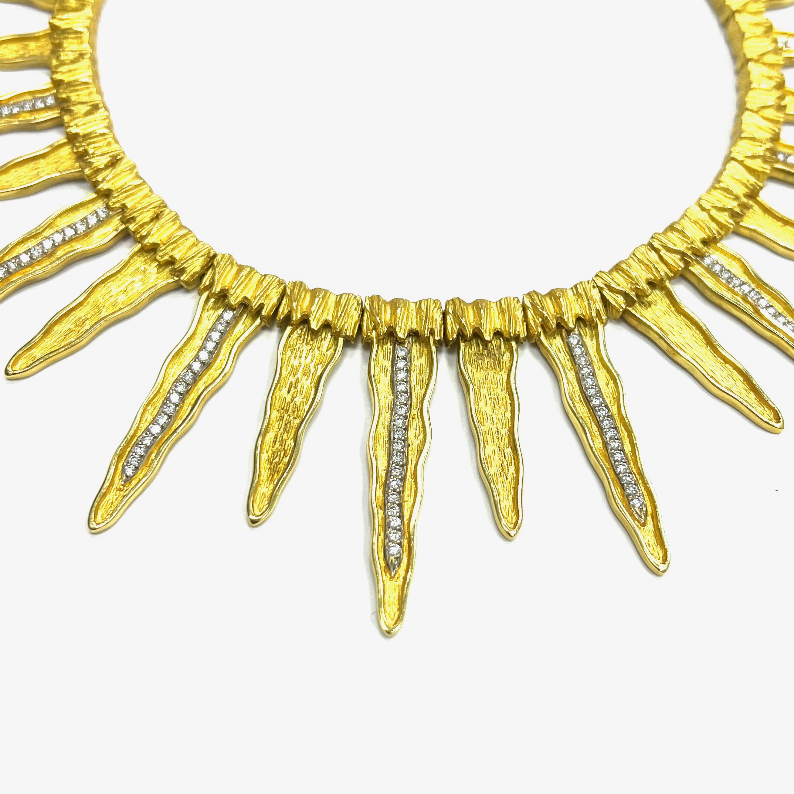 Halskette aus Gelbgold mit Maramenos & Pateras Icicle-Diamant

Einhundertfünf runde Diamanten im Brillantschliff von insgesamt ca. 2,10 Karat, mit Reinheit SI1 und Farbe I; gefasst in 18 Karat Gelbgold; markiert Maramenos & Pateras, 750

Größe: