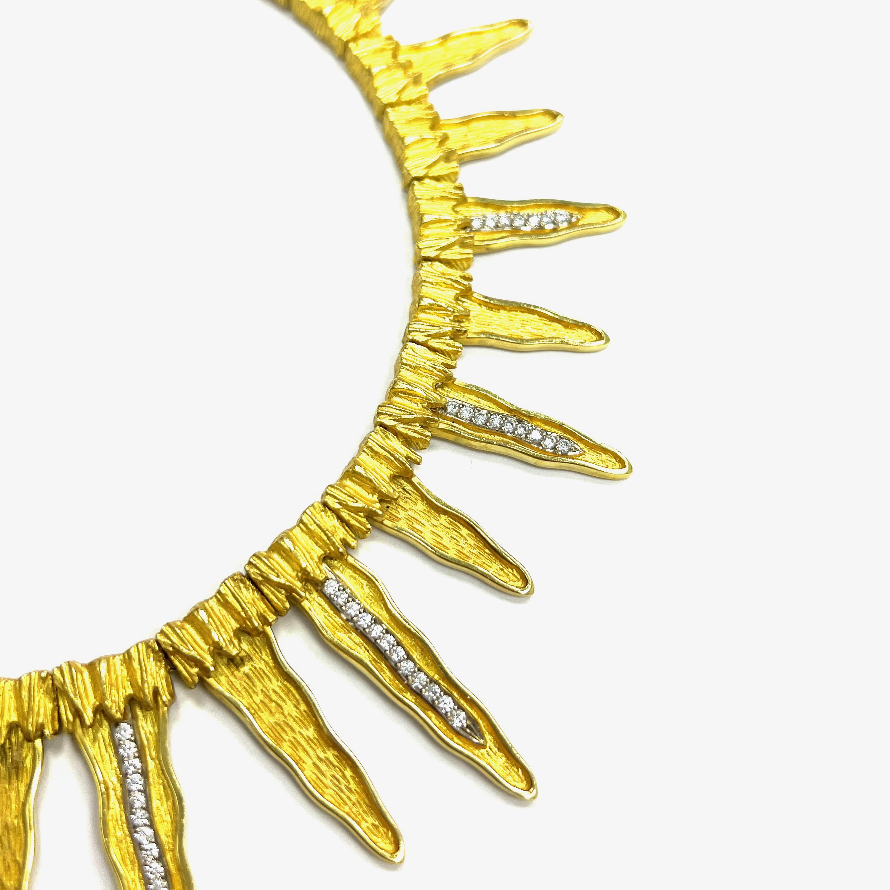 Maramenos & Pateras, collier en or jaune avec diamants en forme d'icône Excellent état - En vente à New York, NY