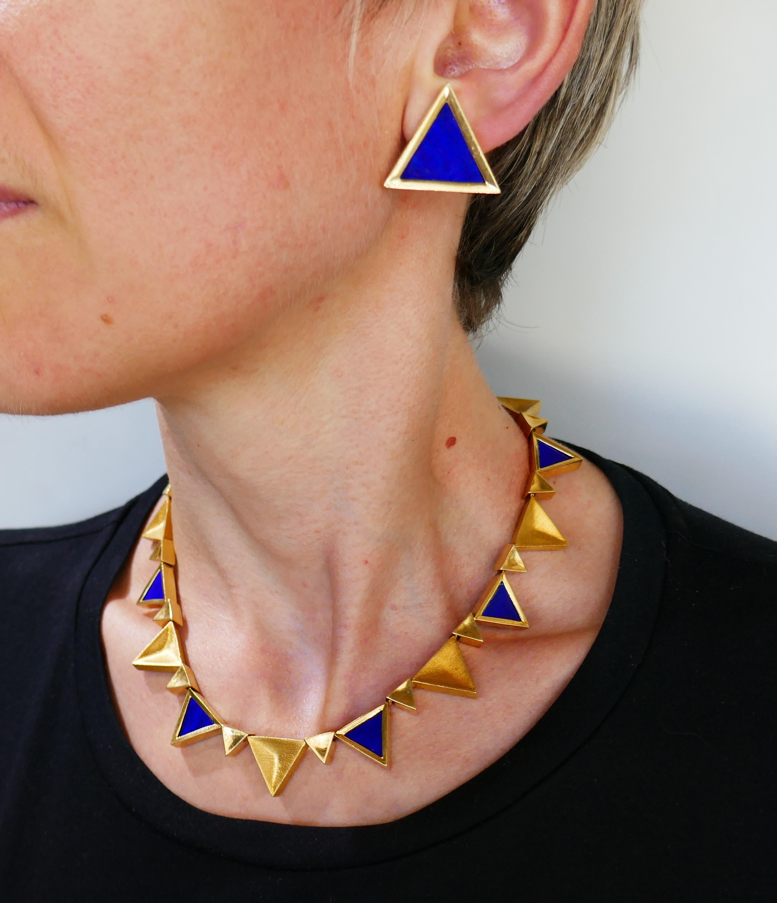 Fabulous lapis lazuli and 18 karat yellow gold set consisting of a necklace and a pair of earrings created by Maramenos & Pateras  in Greece in the 1980s. Chic and wearable, the set is a great addition to your jewelry collection.
The necklace