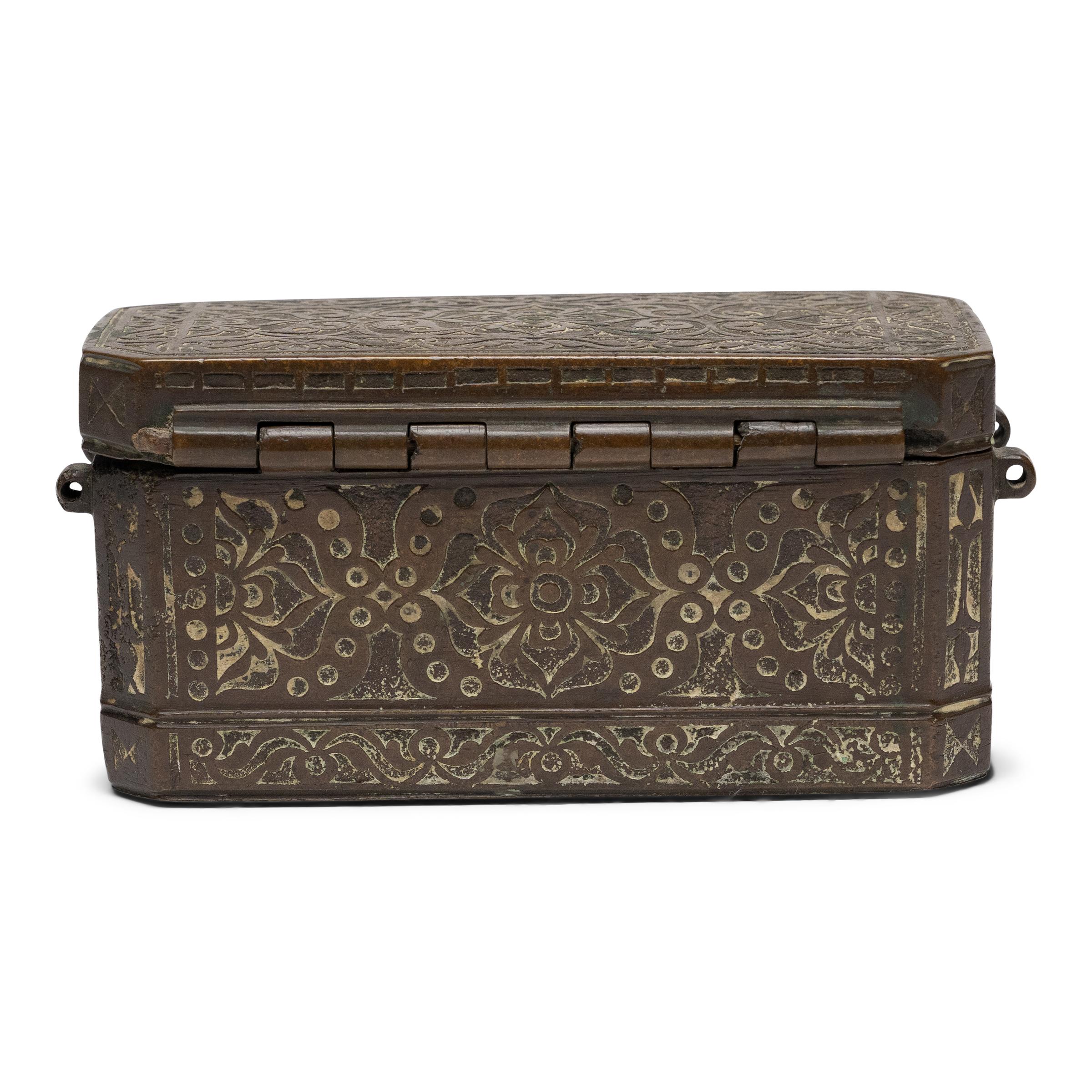 Artisanat Maranao Brass Betel Box, c. 1900 en vente
