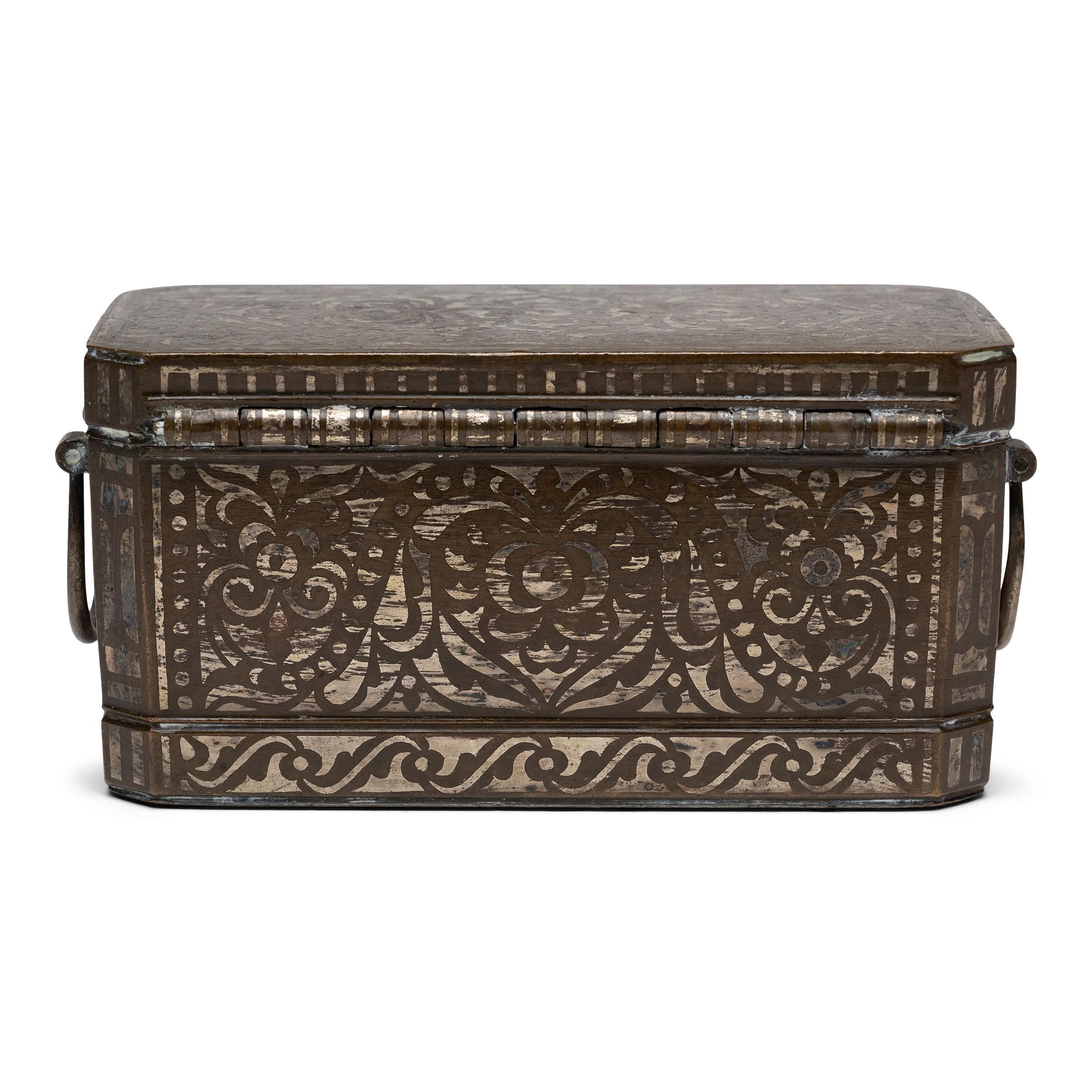 Artisanat Maranao Silver Inlaid Betel Box, c. 1900 en vente