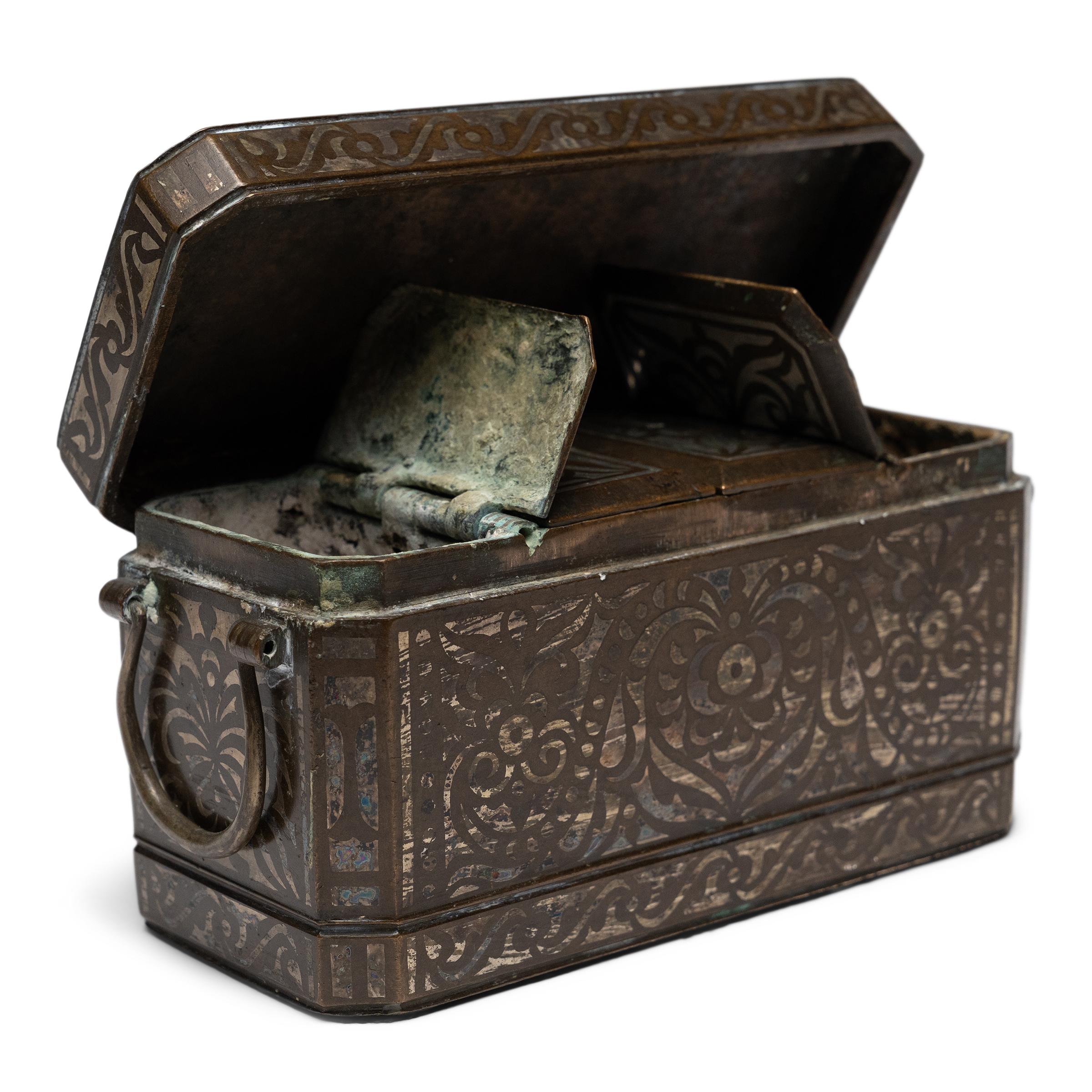 Incrusté Maranao Silver Inlaid Betel Box, c. 1900 en vente