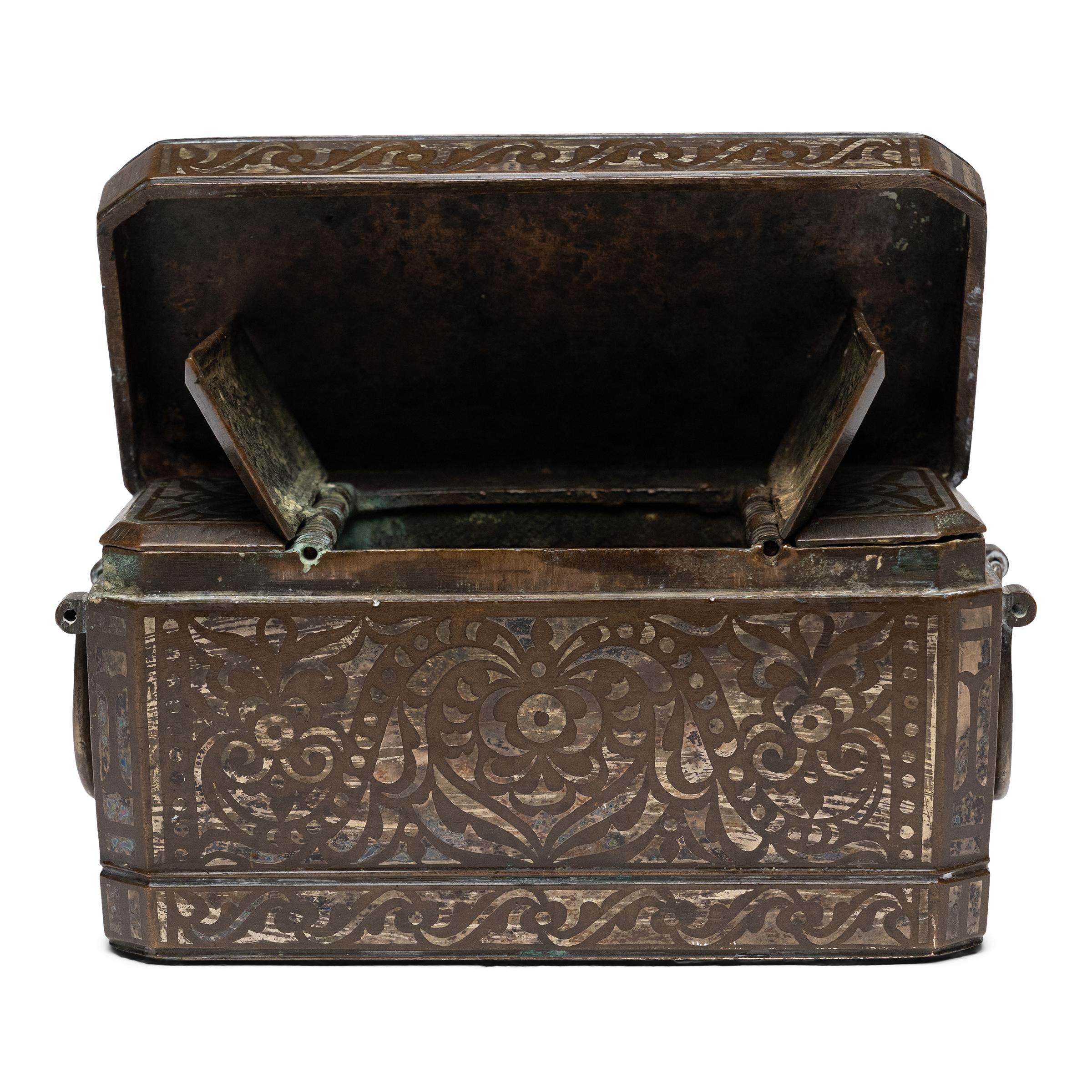Maranao Silver Inlaid Betel Box, c. 1900 Bon état - En vente à Chicago, IL