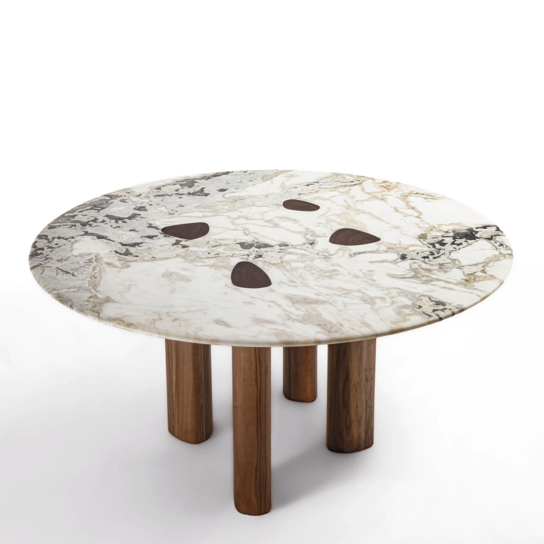 Mesa Marbelesa Nogal Redonda con tablero de mármol paloma tallado,
tapa pulida y con 4 pies de madera maciza de nogal en acabado natural.
También disponible bajo pedido con otros acabados de encimera de mármol y con otros 
acabados de mármol con más