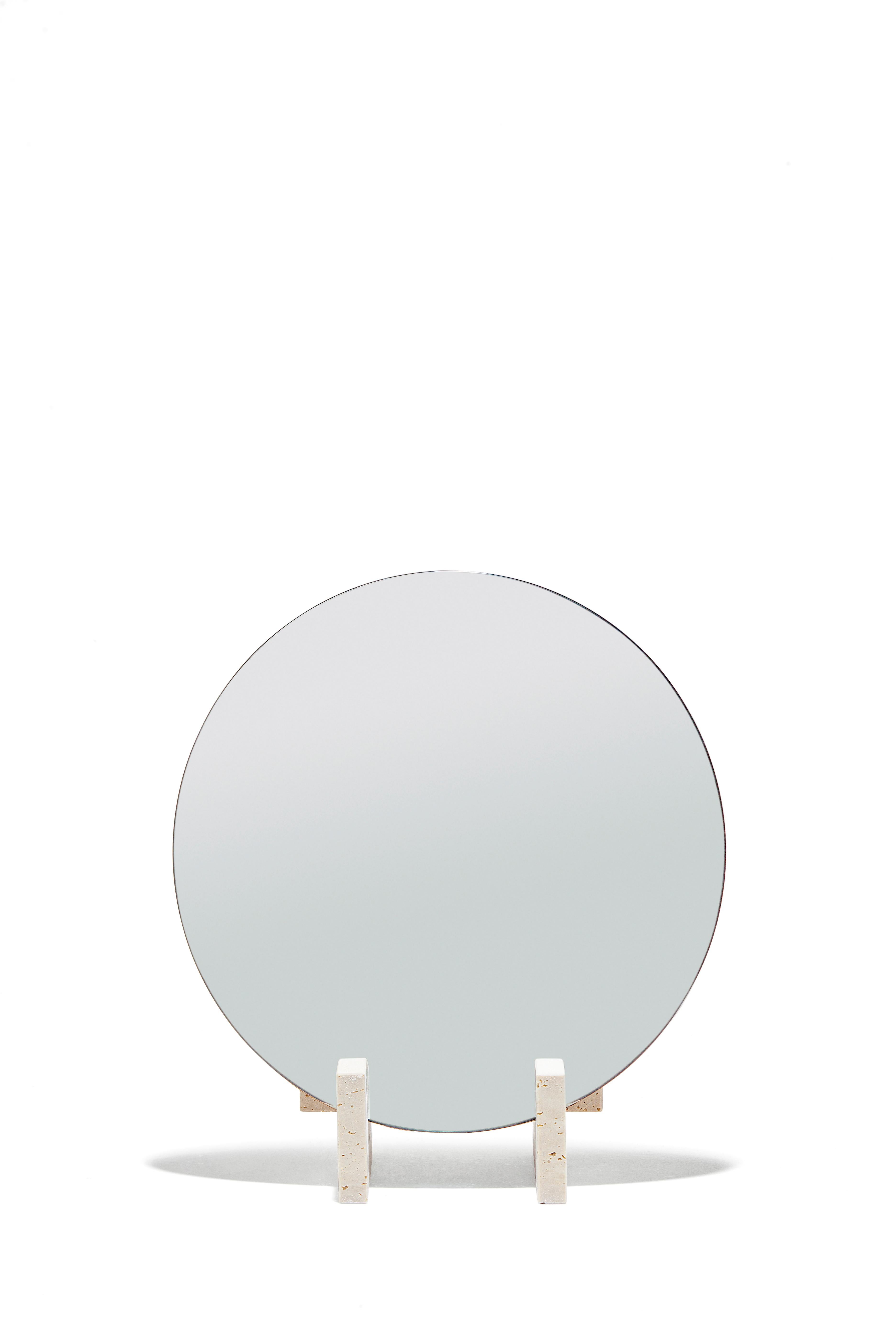 Le Fit Mirror est un miroir de style minimaliste composé de trois pièces de marbre Travertin traitées comme base. La partie arrière du miroir est faite d'une plaque de fer rouillée et traitée avec des huiles spéciales pour sa préservation.
Josep