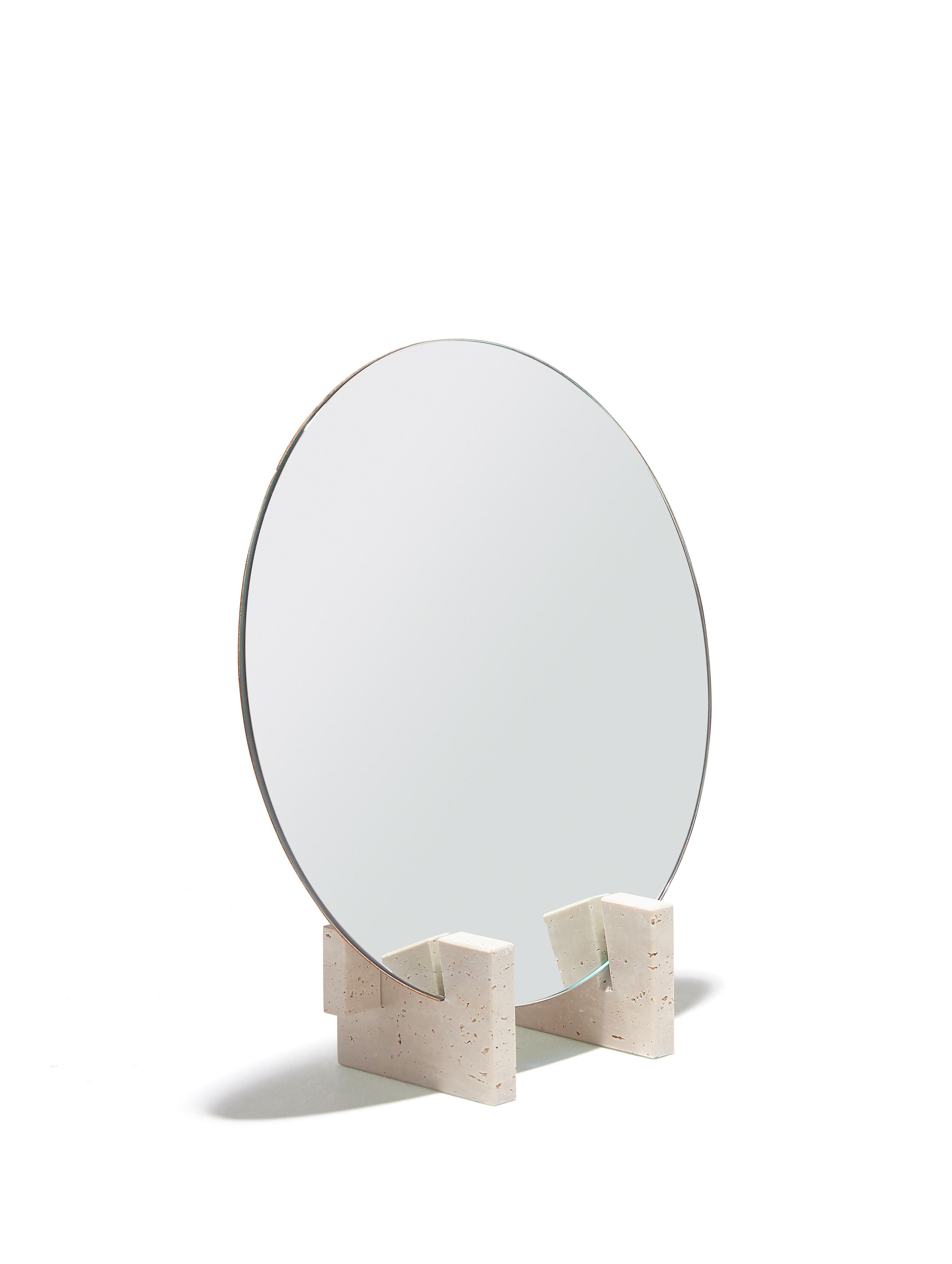 Espagnol Miroir minimaliste ajusté en marbre travertin et fer rouillé d'Aparentment en vente