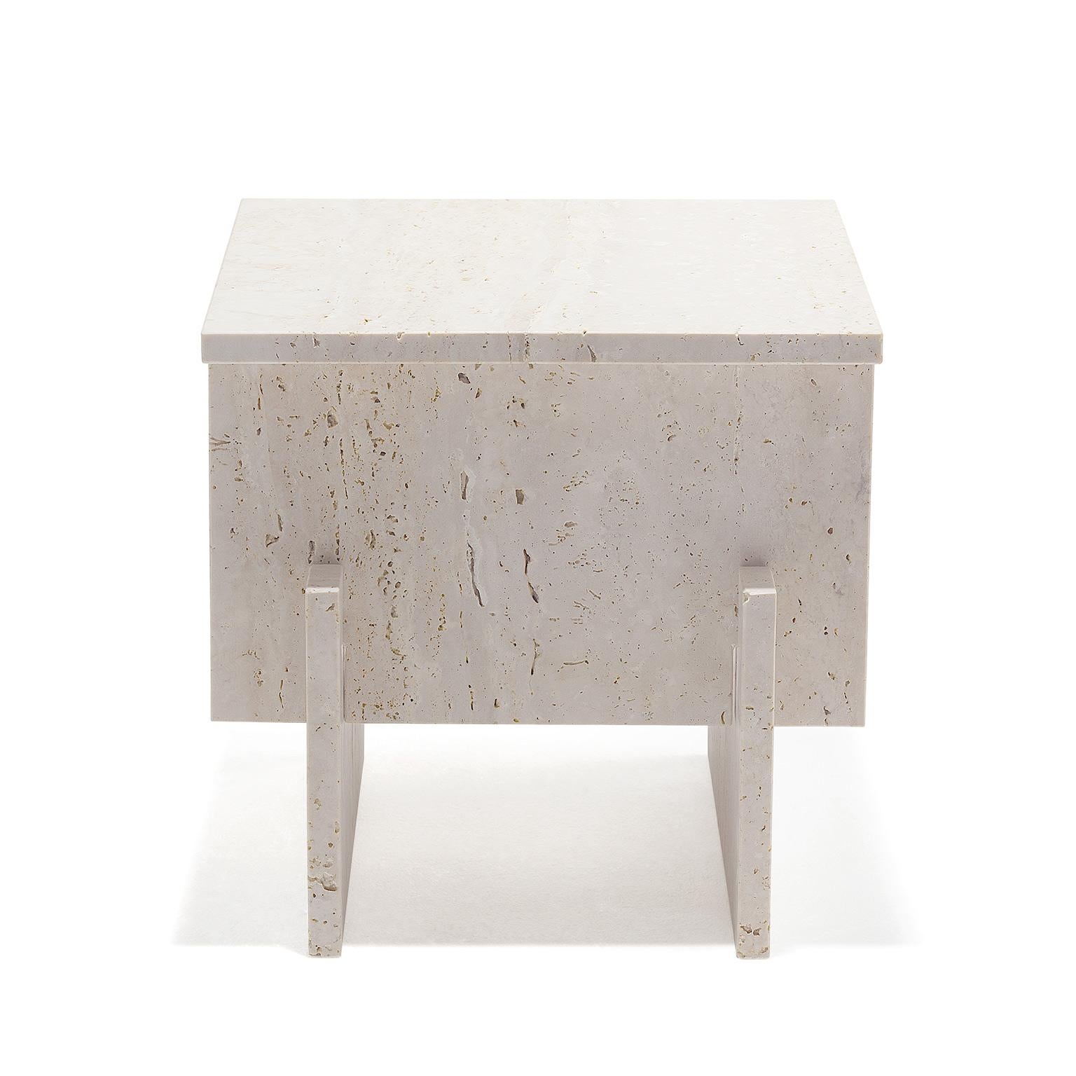 Espagnol Table d'appoint « Fit Side Table » minimaliste en travertin crème et marbre d'Aparentment en vente