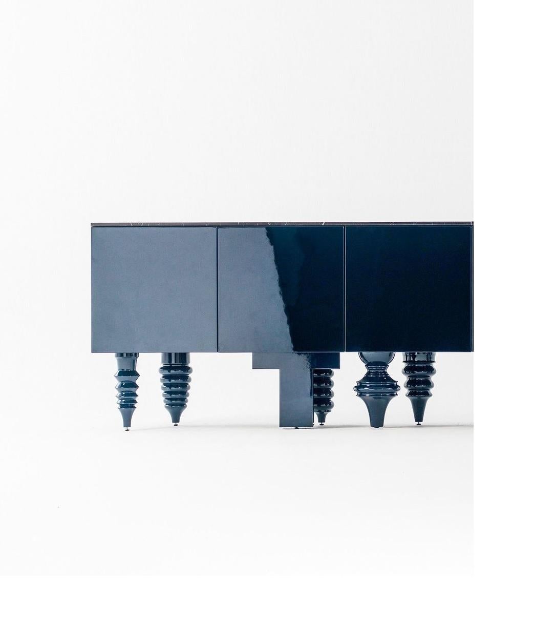 Meuble multi-pieds en marbre de 1,5 mètre par Jaime Hayon
Dimensions : P 50 x L 150 x H 80 cm 
Matériaux : Conteneurs, portes et étagères en MDF de différentes largeurs. Pieds en bois d'aulne massif tourné. Les finitions laquées monochromes sont