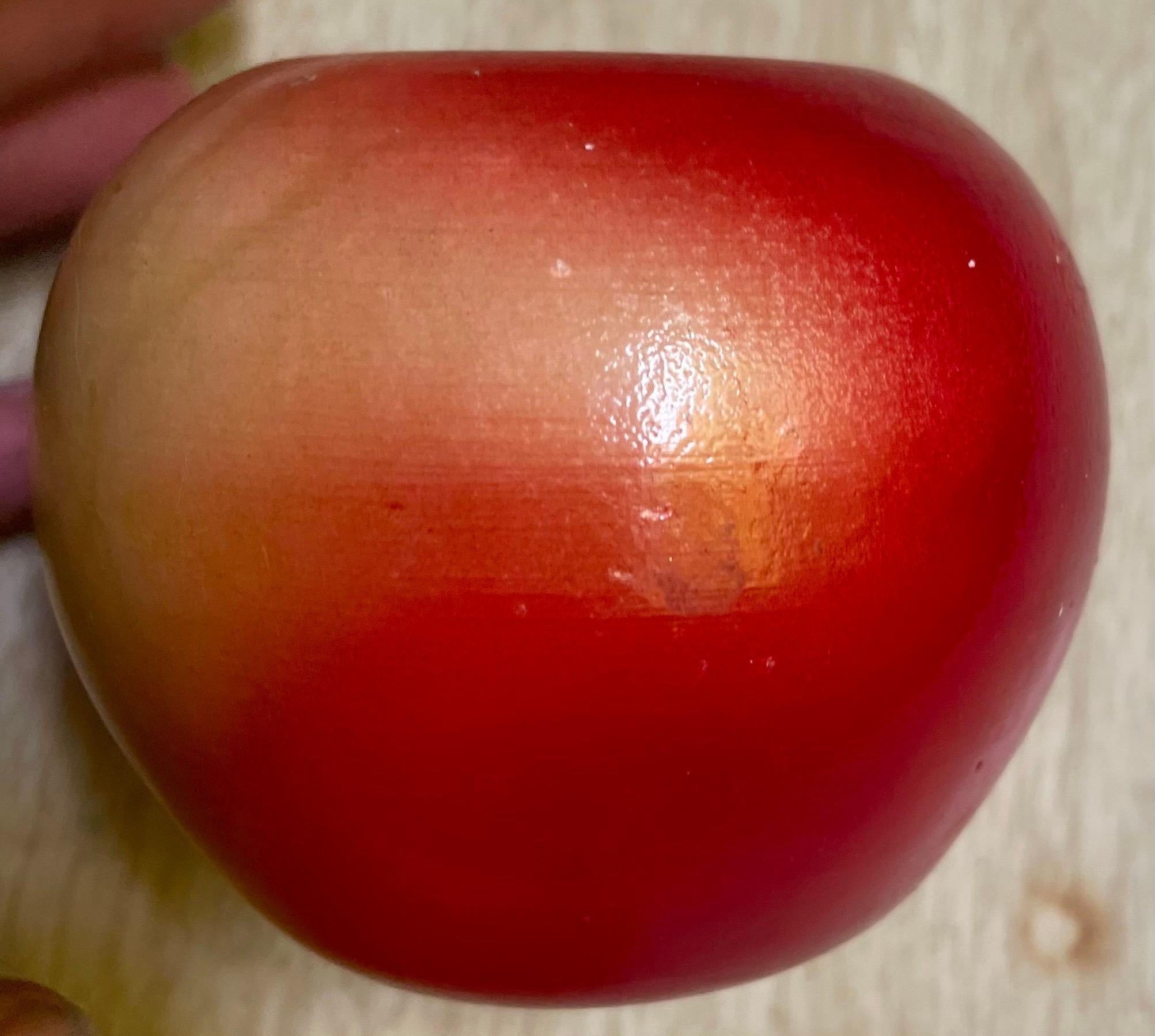 Decorazione in marmo/labastro con mela figurata rossa e gialla Decorazione fermacarte in vendita 2