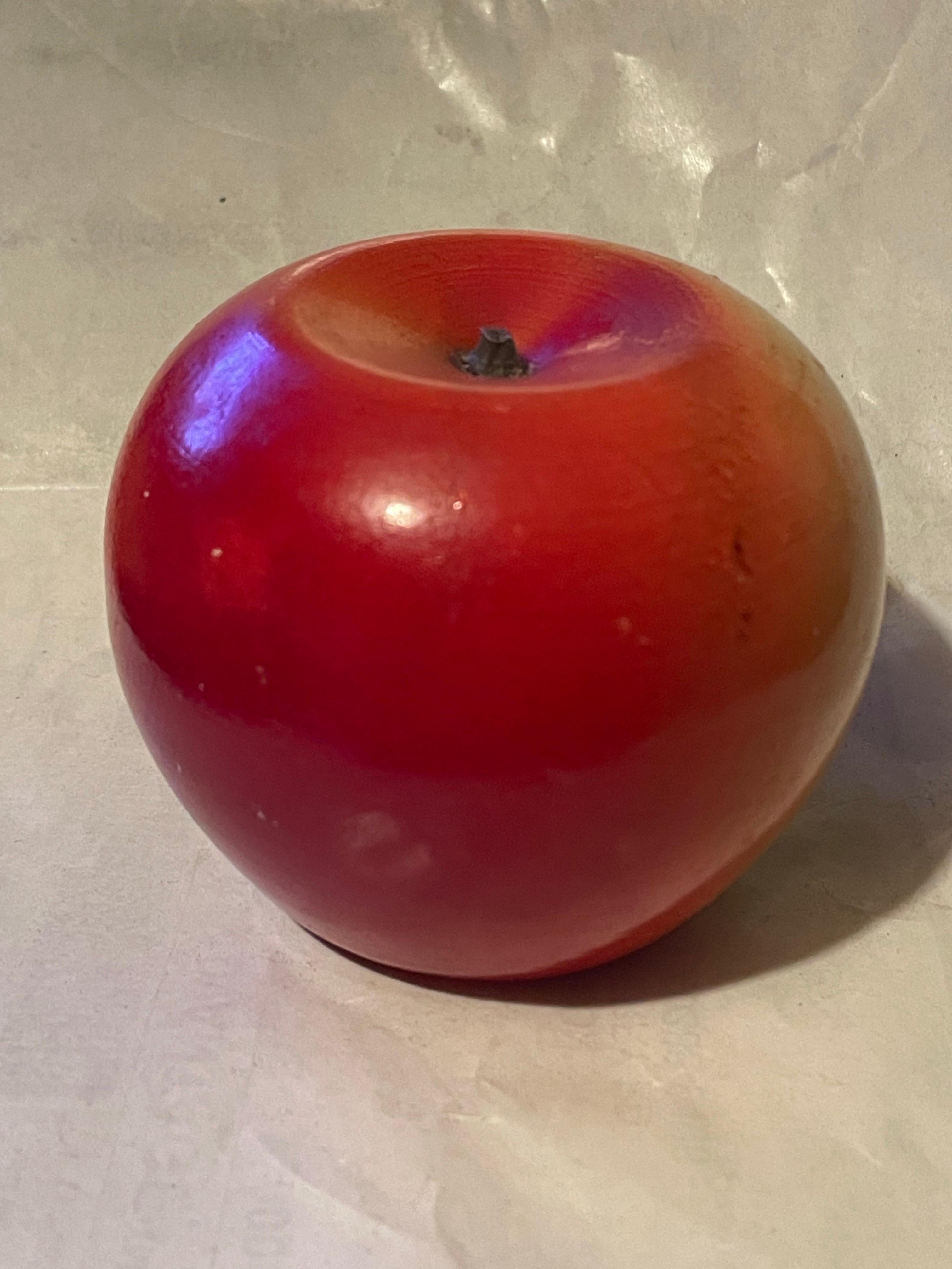 Decorazione in marmo/labastro con mela figurata rossa e gialla Decorazione fermacarte in vendita 3