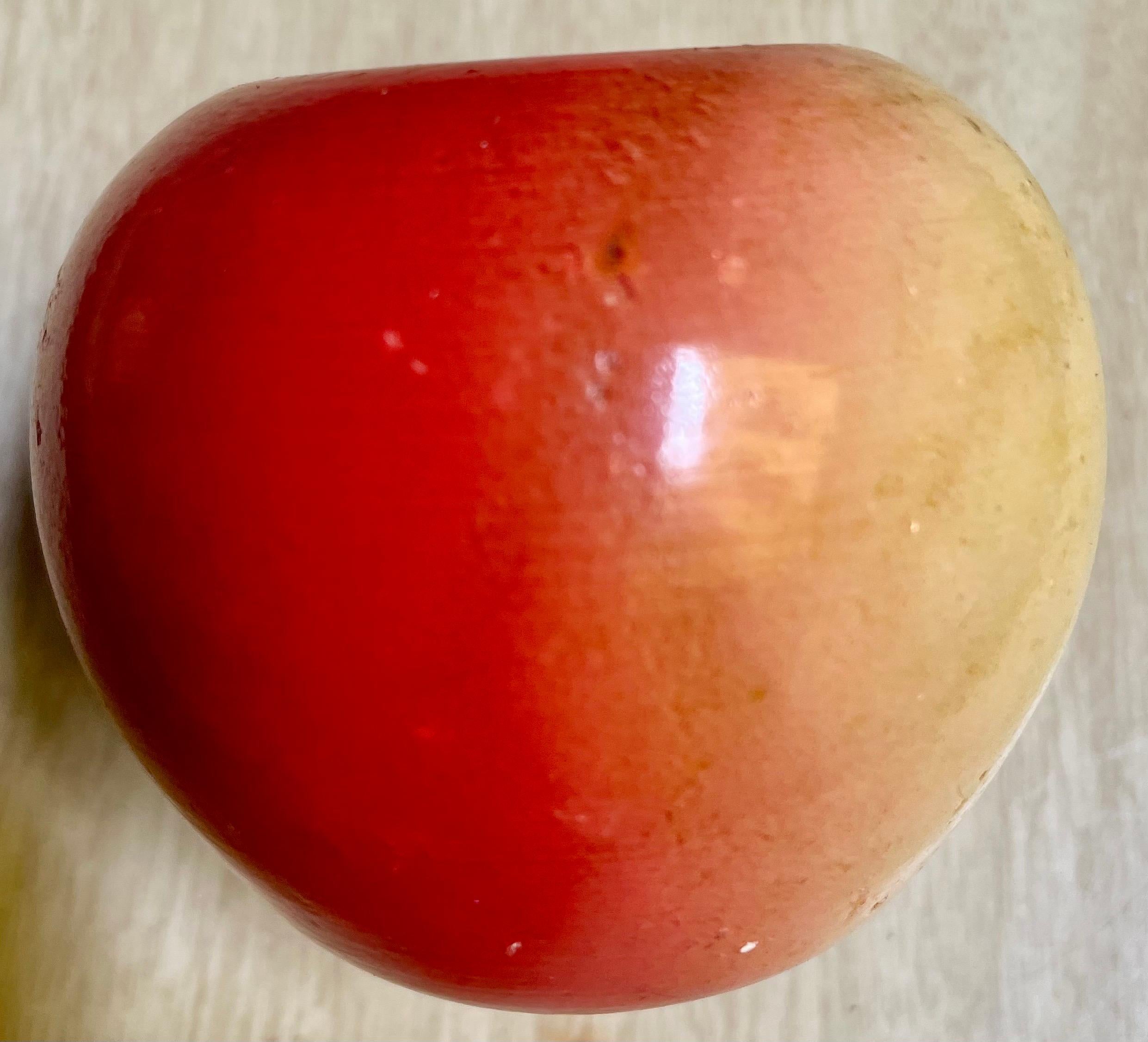 Sconosciuto Decorazione in marmo/labastro con mela figurata rossa e gialla Decorazione fermacarte in vendita
