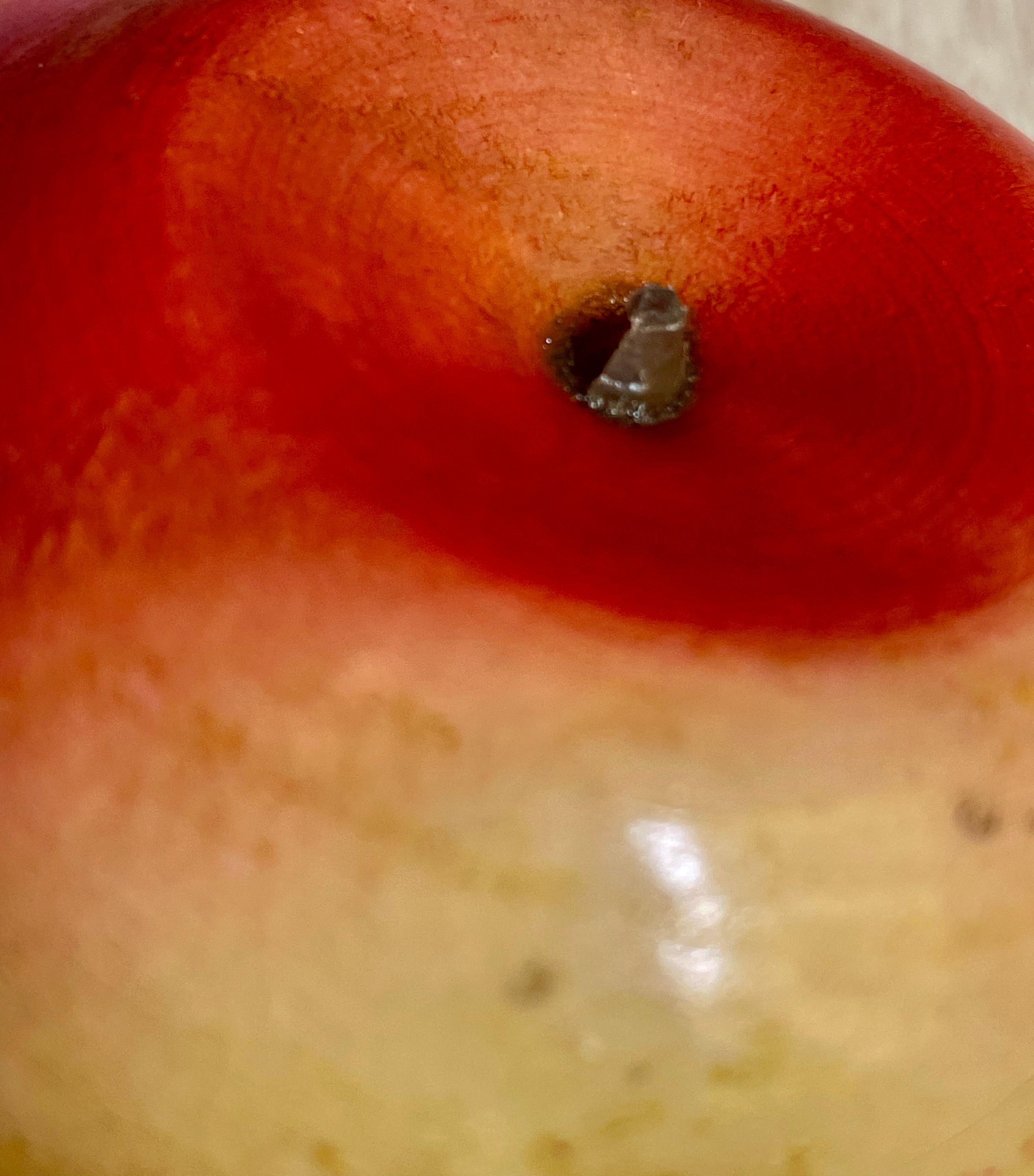 Intagliato Decorazione in marmo/labastro con mela figurata rossa e gialla Decorazione fermacarte in vendita