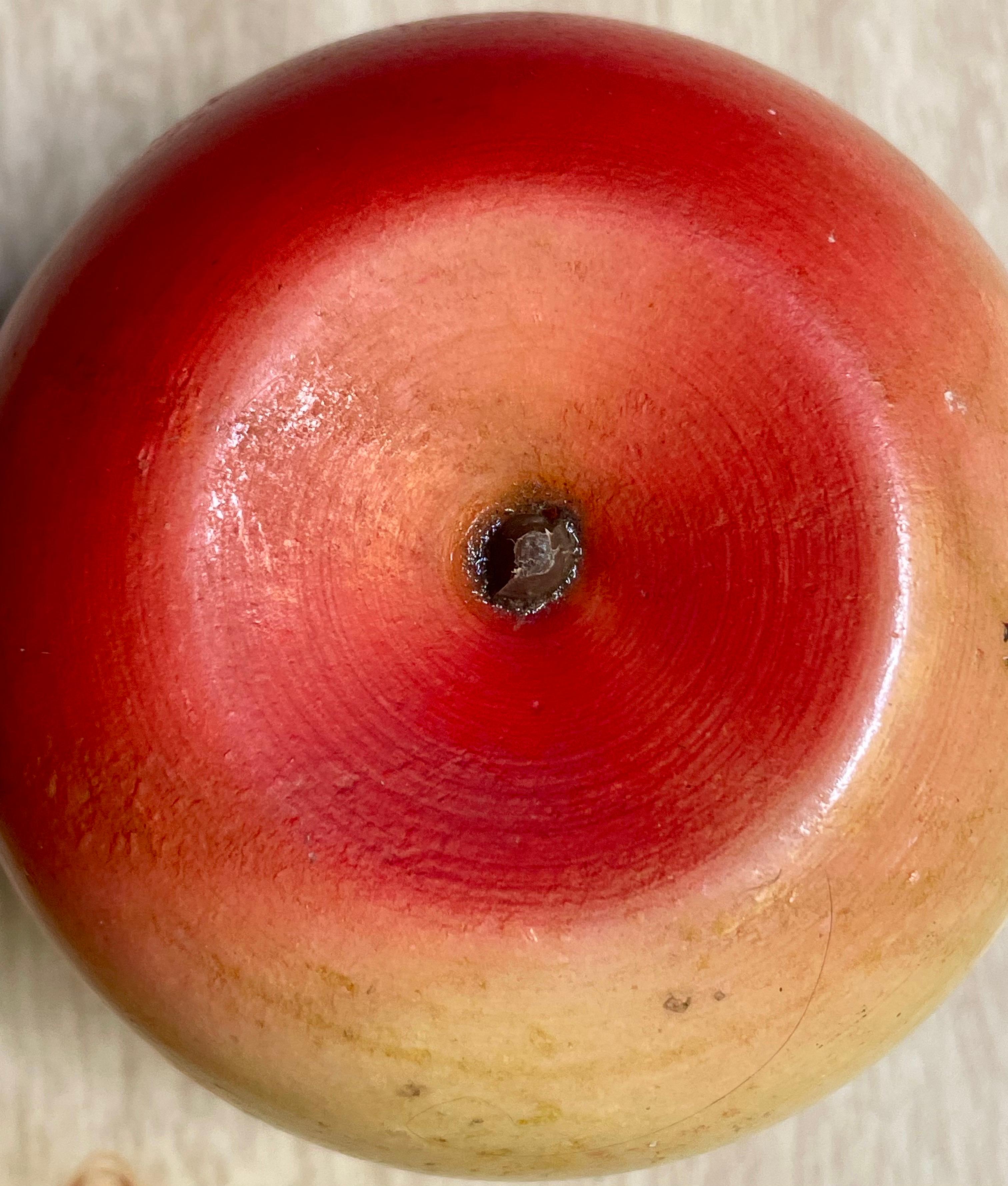 Decorazione in marmo/labastro con mela figurata rossa e gialla Decorazione fermacarte in vendita 1