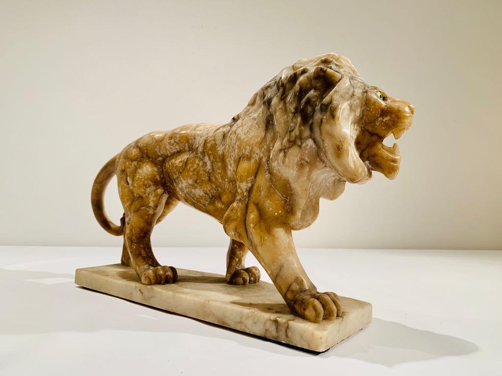 Art nouveau Sculpture de lion italienne en marbre et albâtre, circa 1900 en vente