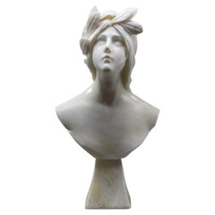 Buste en marbre et albâtre « Jeune femme avec une couronne de laurier ».