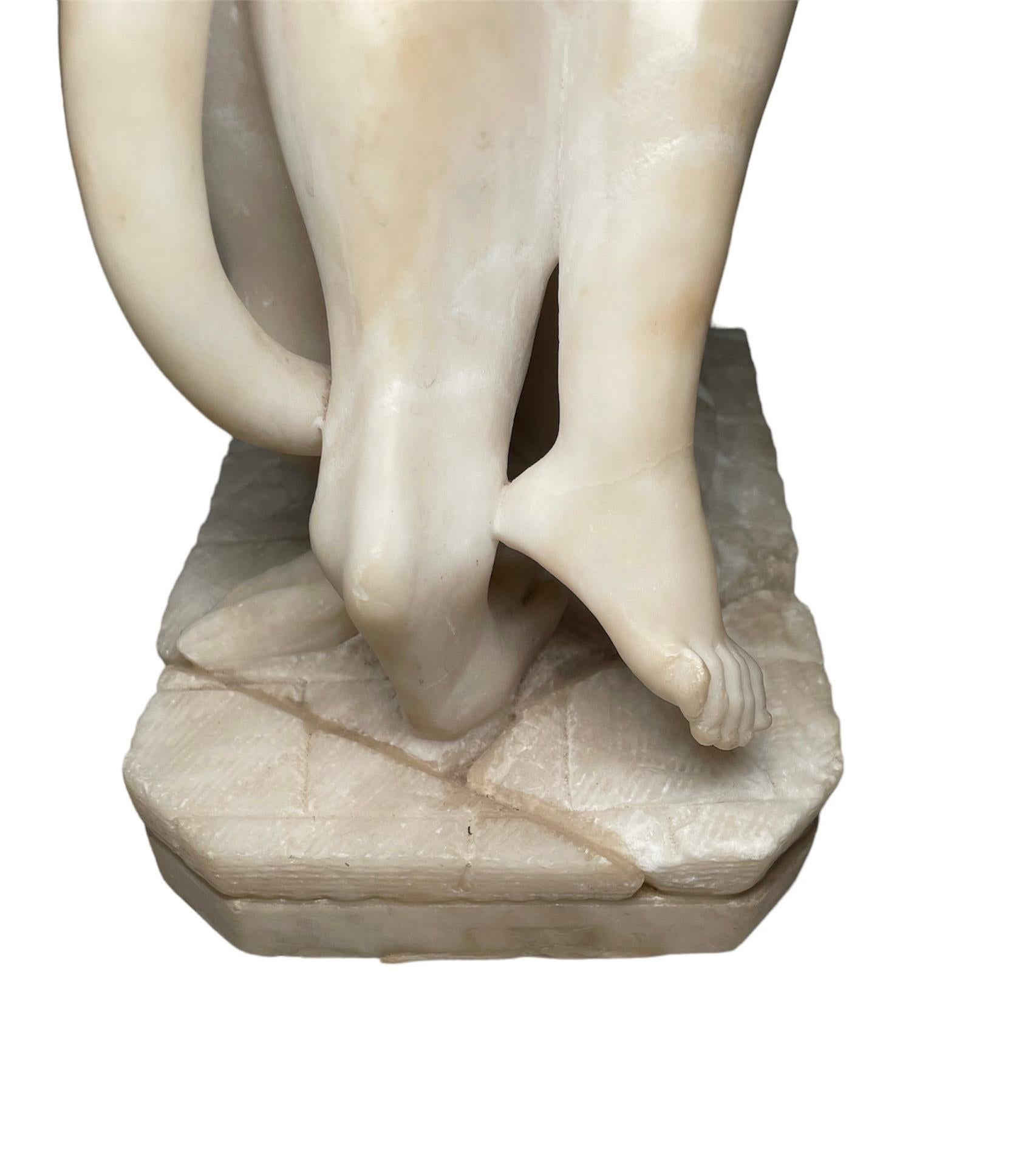 Sculpture de groupe en marbre et albâtre d'Ariane sur une panthère en vente 4