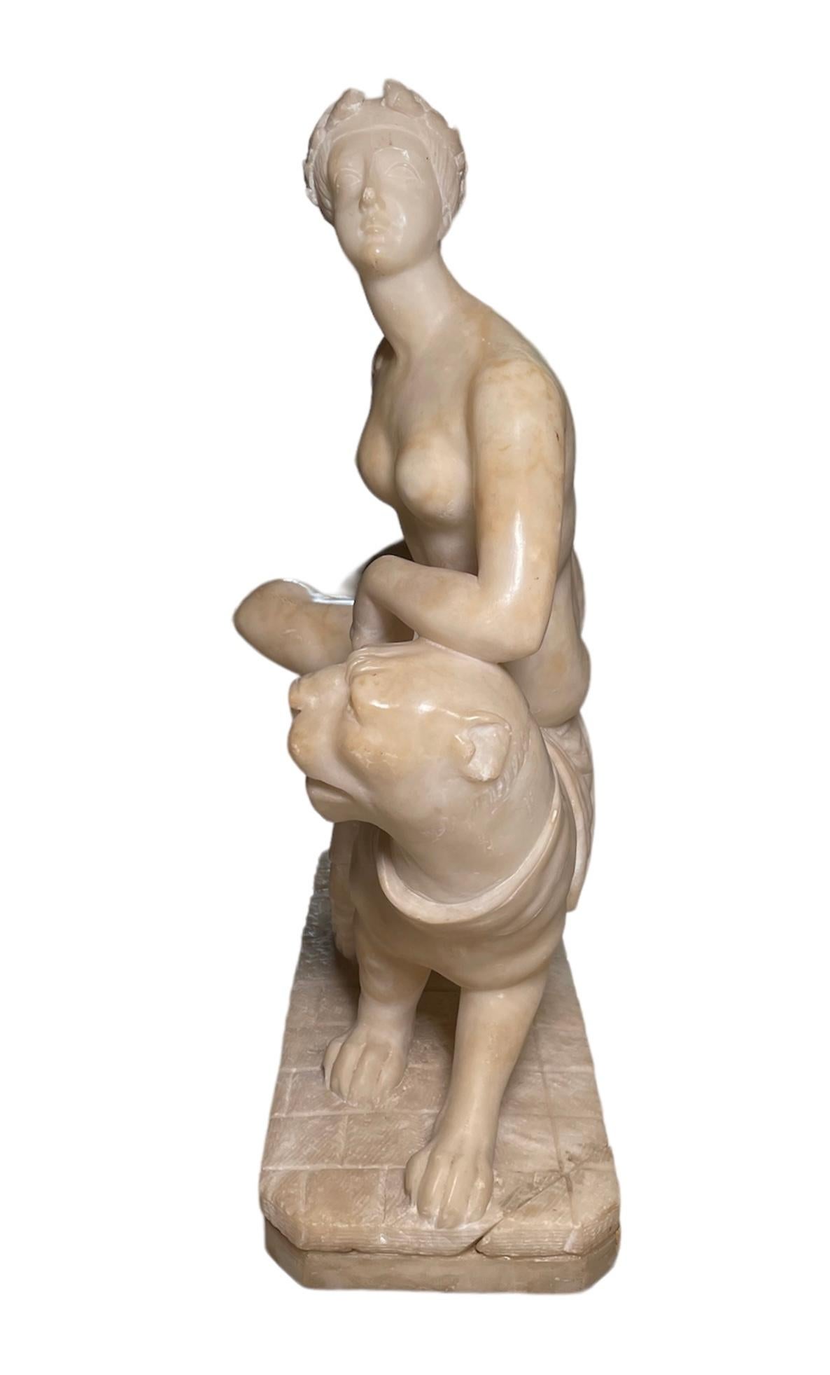 Marmor- und Alabastergruppe-Skulptur einer Ariadne über einem Panther (20. Jahrhundert) im Angebot