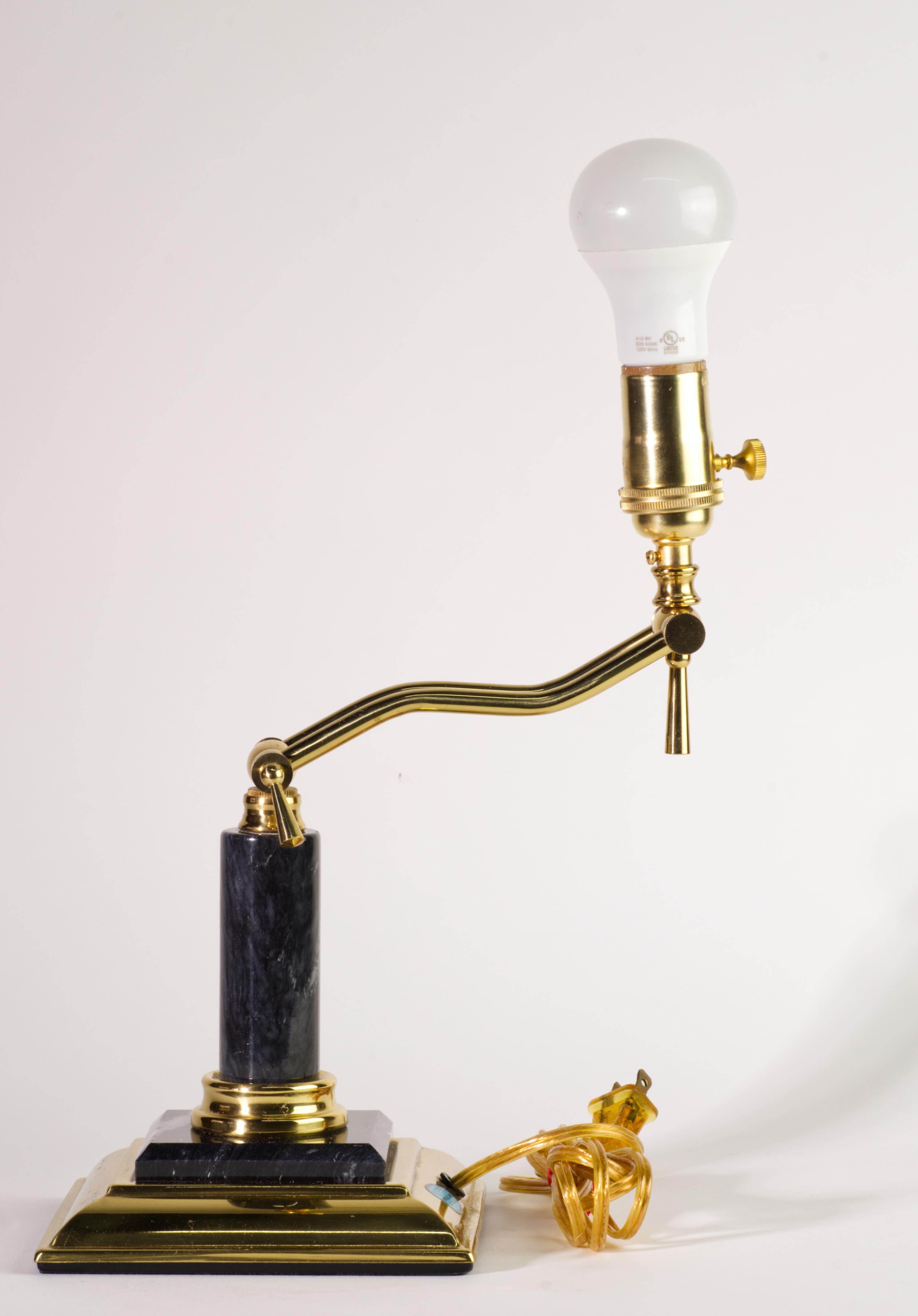 Lampe de table réglable en marbre et laiton, années 1970 en vente 4