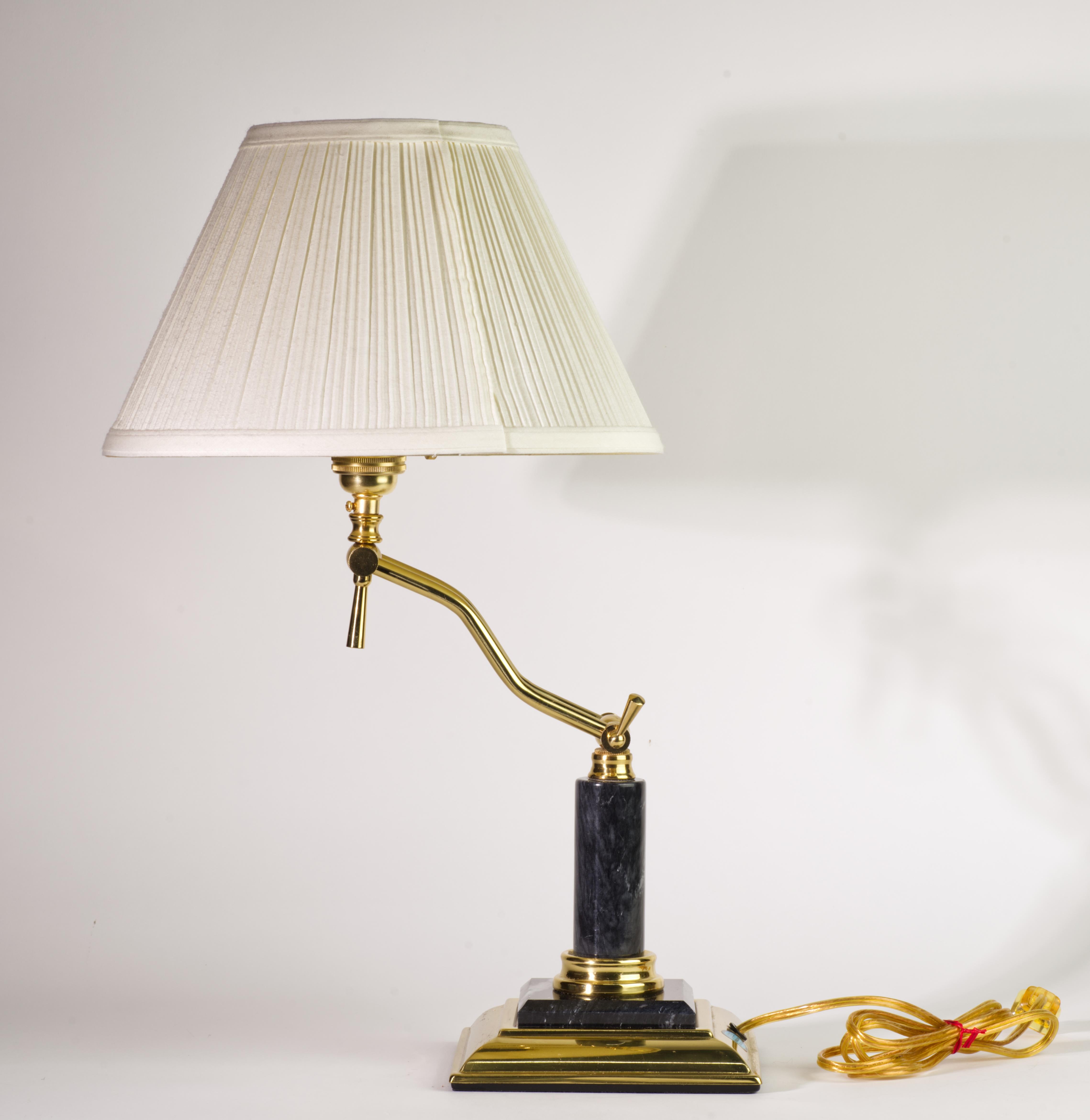 Lampe de table ajustable en laiton et marbre des années 1970.
Le marbre est en très bon état.  Le laiton est légèrement patiné. Toutes les articulations fonctionnent bien. 
