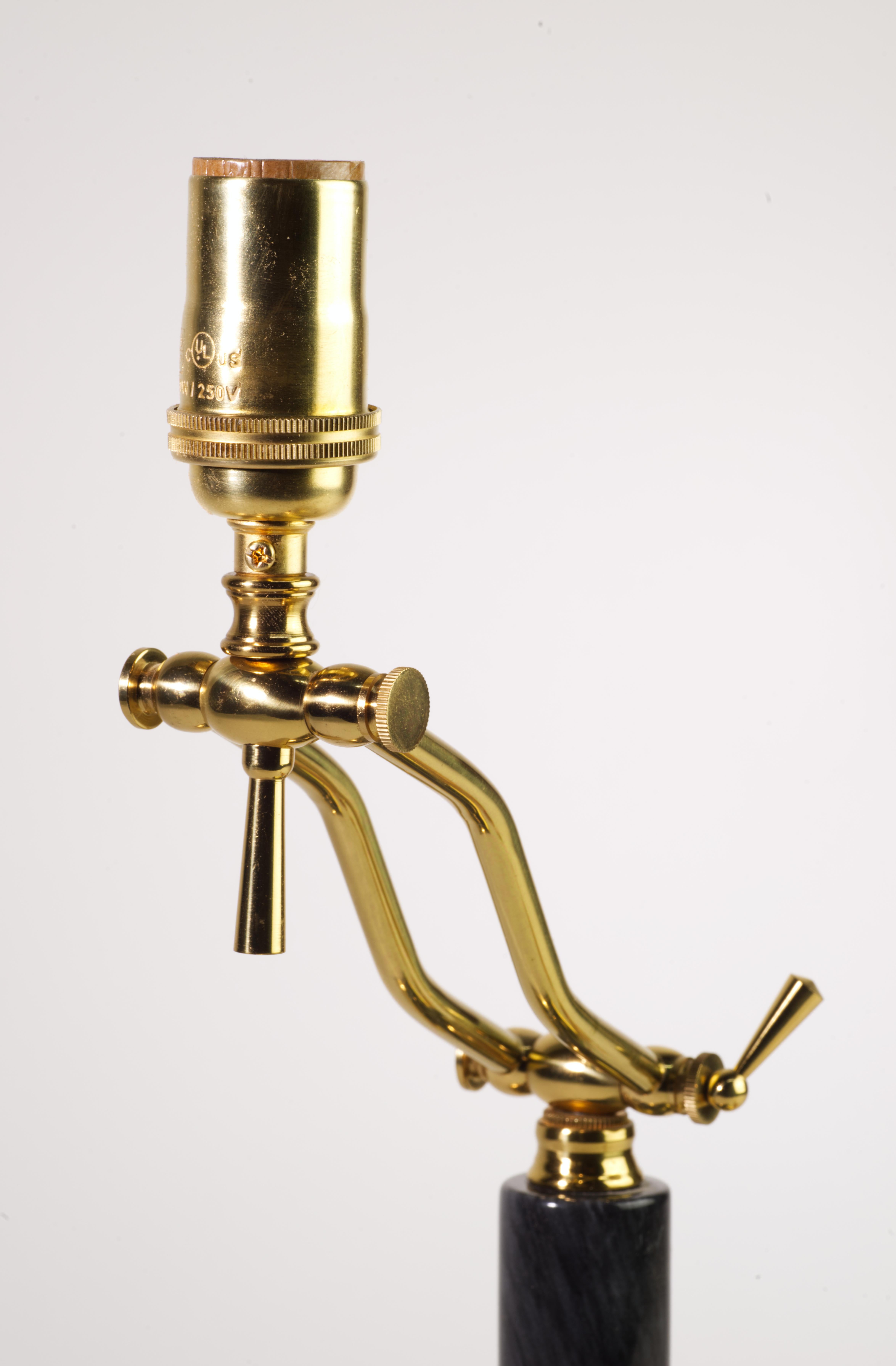 Lampe de table réglable en marbre et laiton, années 1970 en vente 1