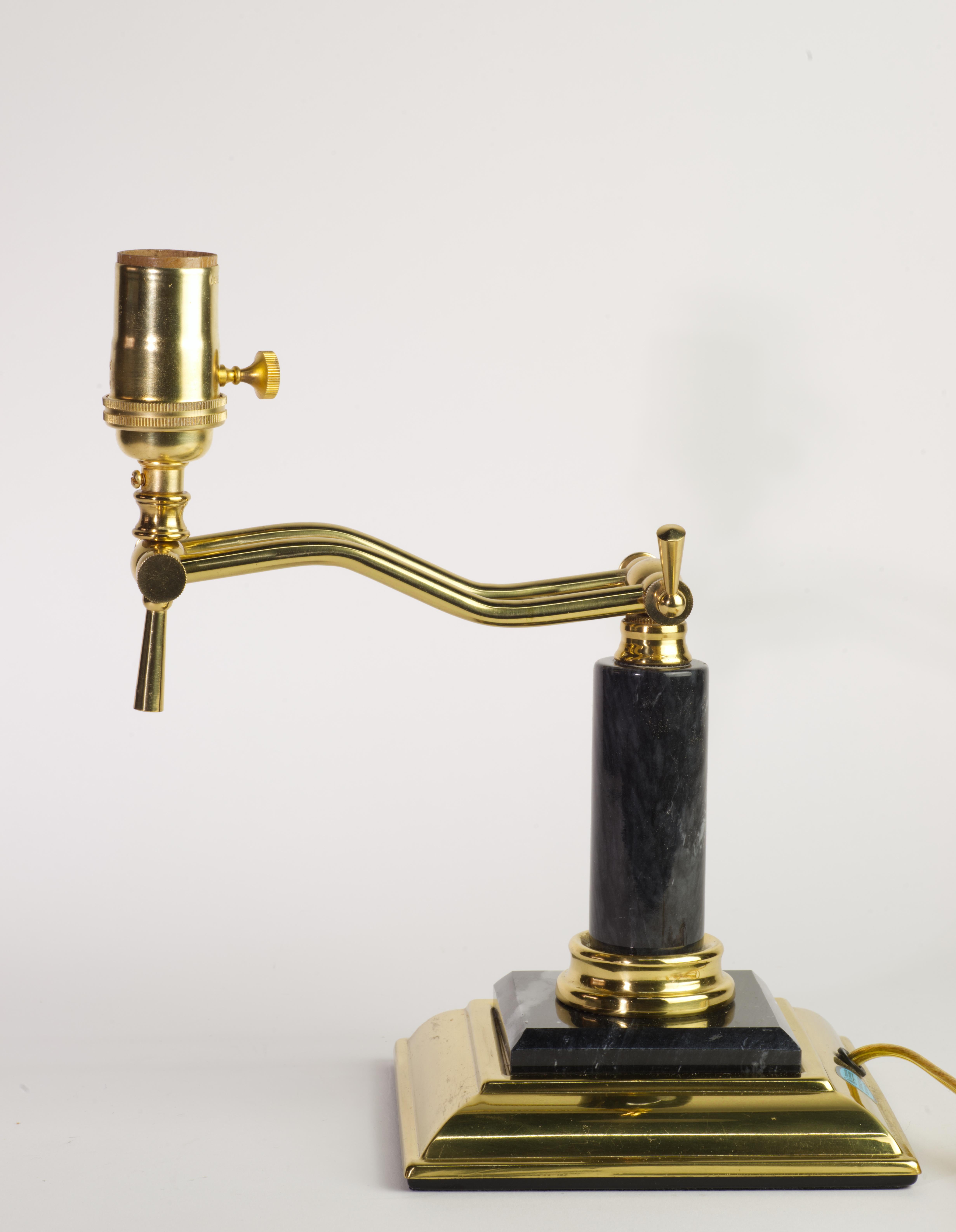 Lampe de table réglable en marbre et laiton, années 1970 en vente 2