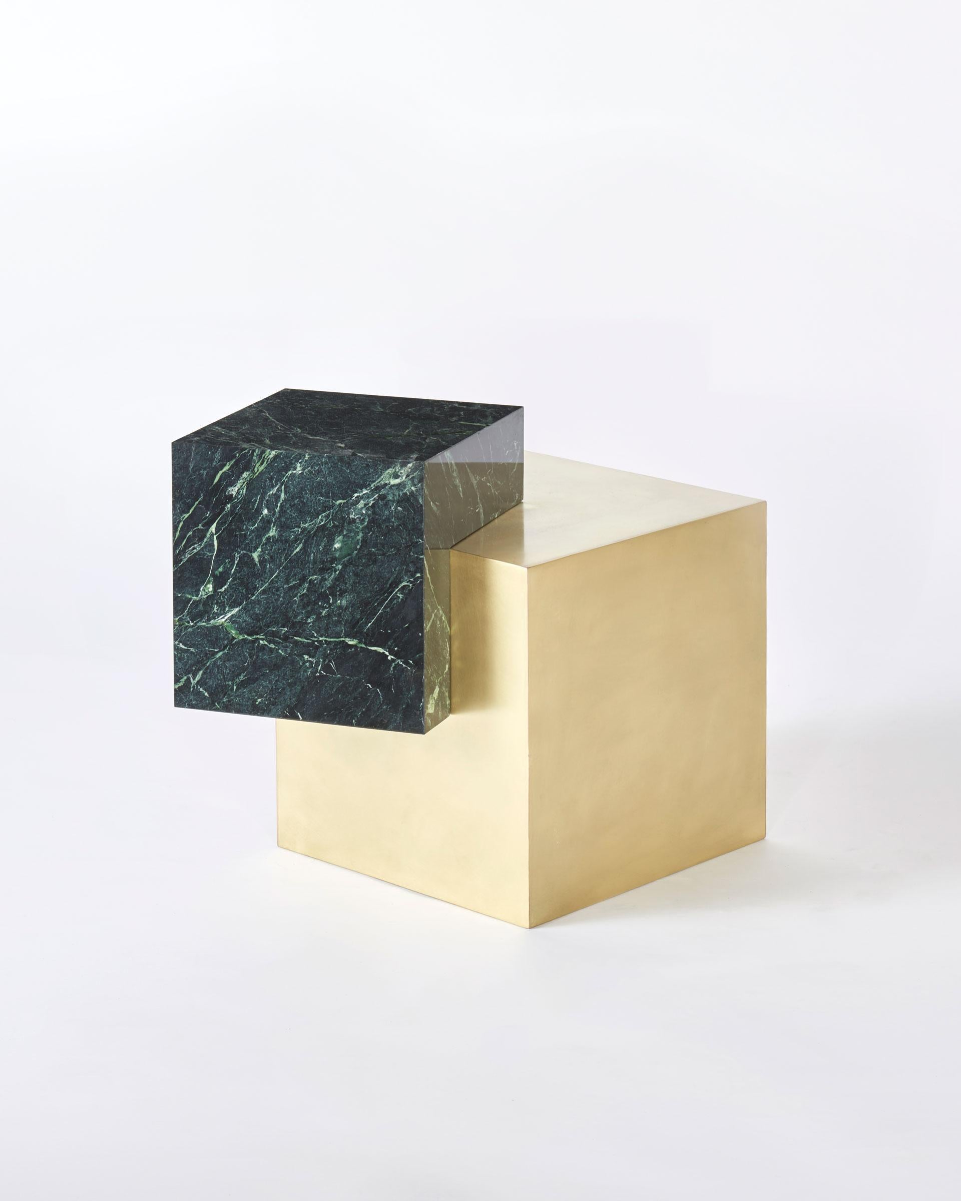 Américain Table d'appoint Askew en marbre et laiton Coexist par Slash Objects en vente