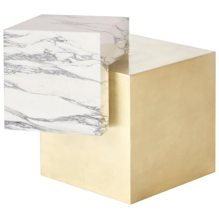 Coexist Askew side table in marble and brass 